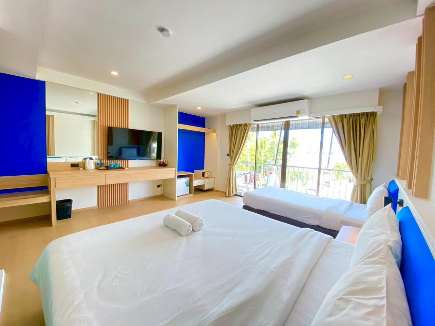 Triple Deluxe with Balcony - Photo 3