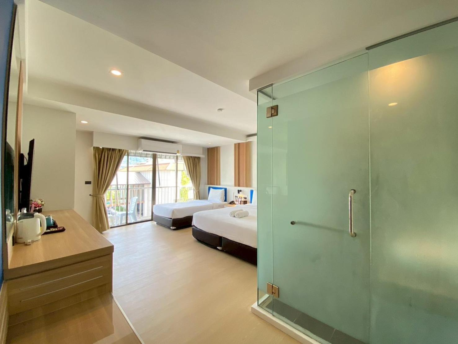 Triple Deluxe with Balcony - Photo 11