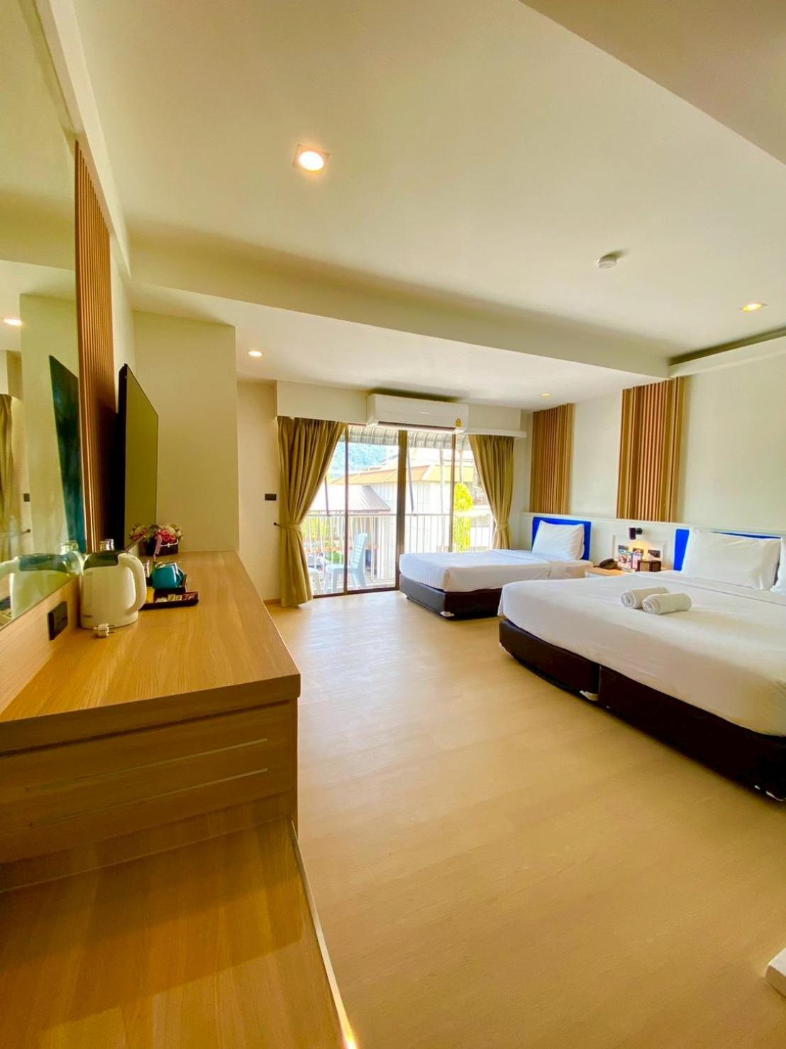 Triple Deluxe with Balcony - Photo 12