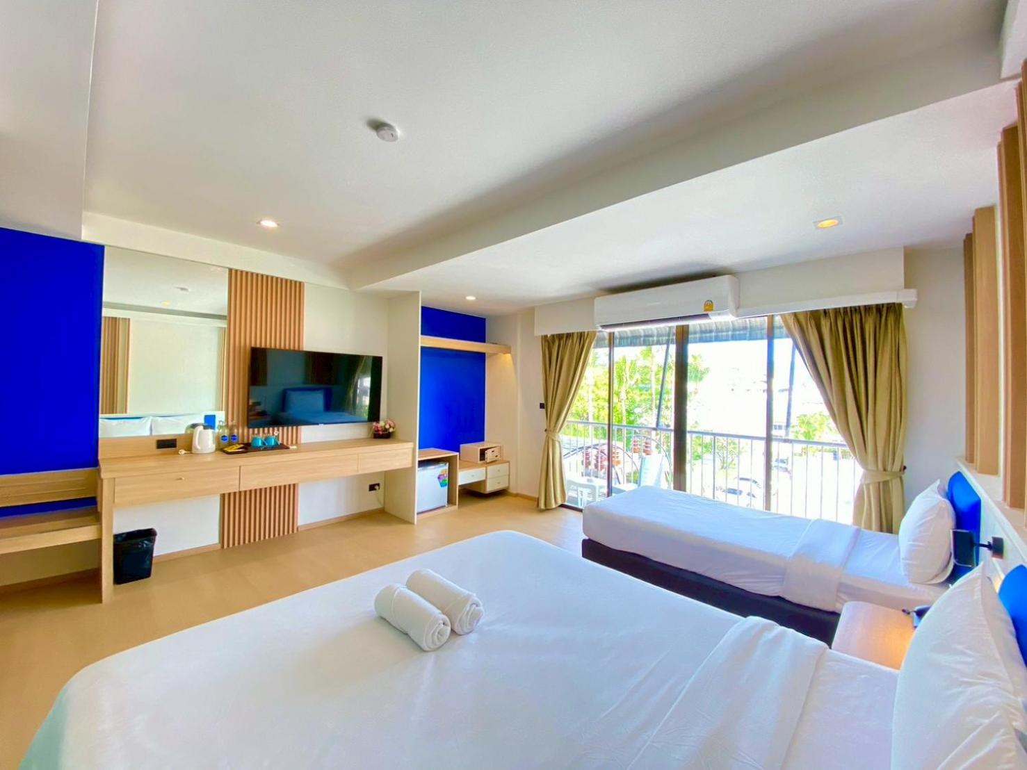 Triple Deluxe with Balcony - Photo 15