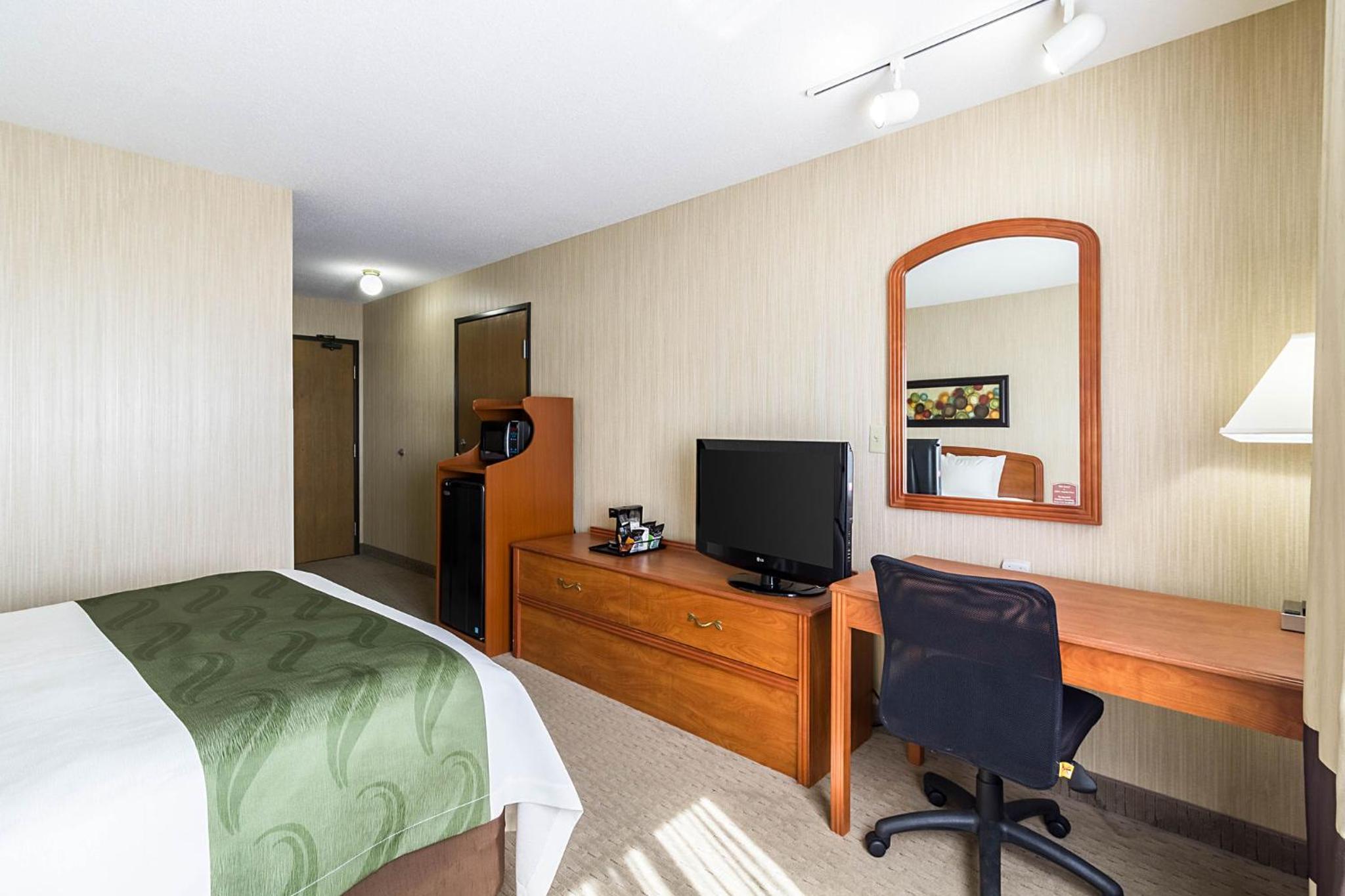 Queen Room - Non-Smoking - Photo 3