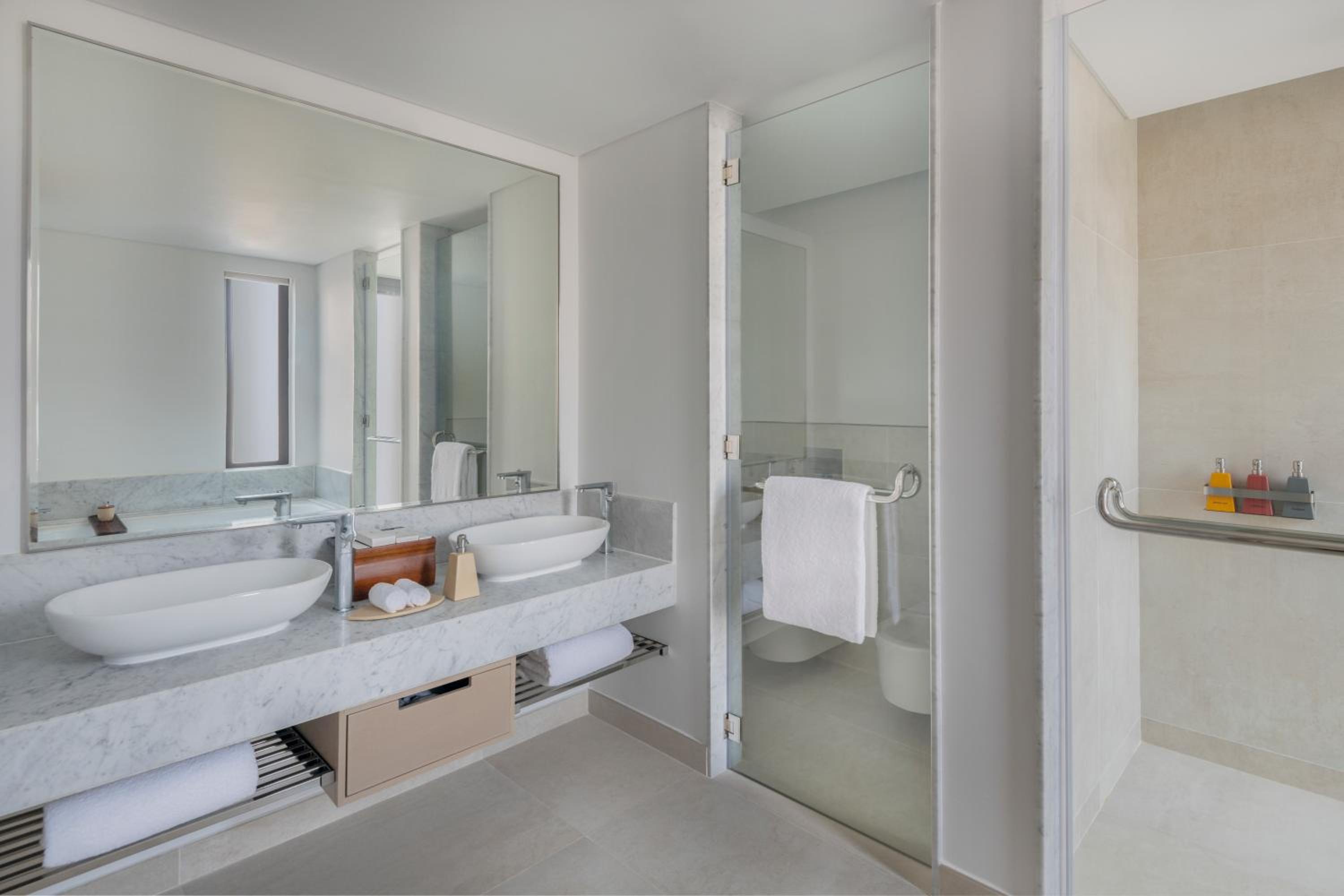 Serenity Deluxe Island King photo 3