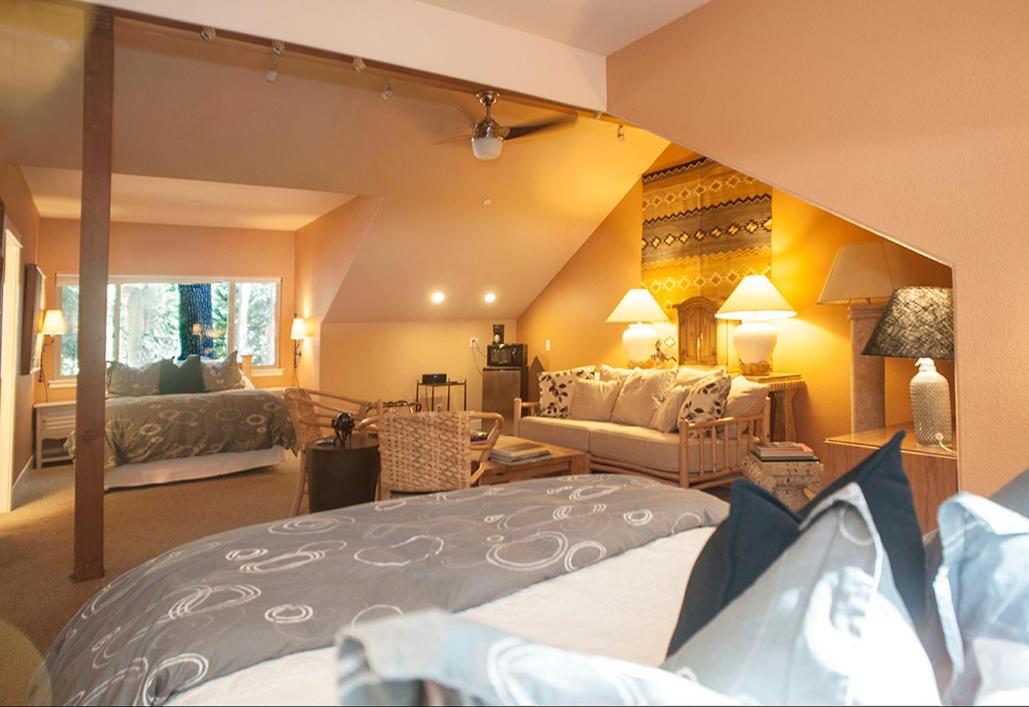 Queen Suite with Two Queen Beds photo 2