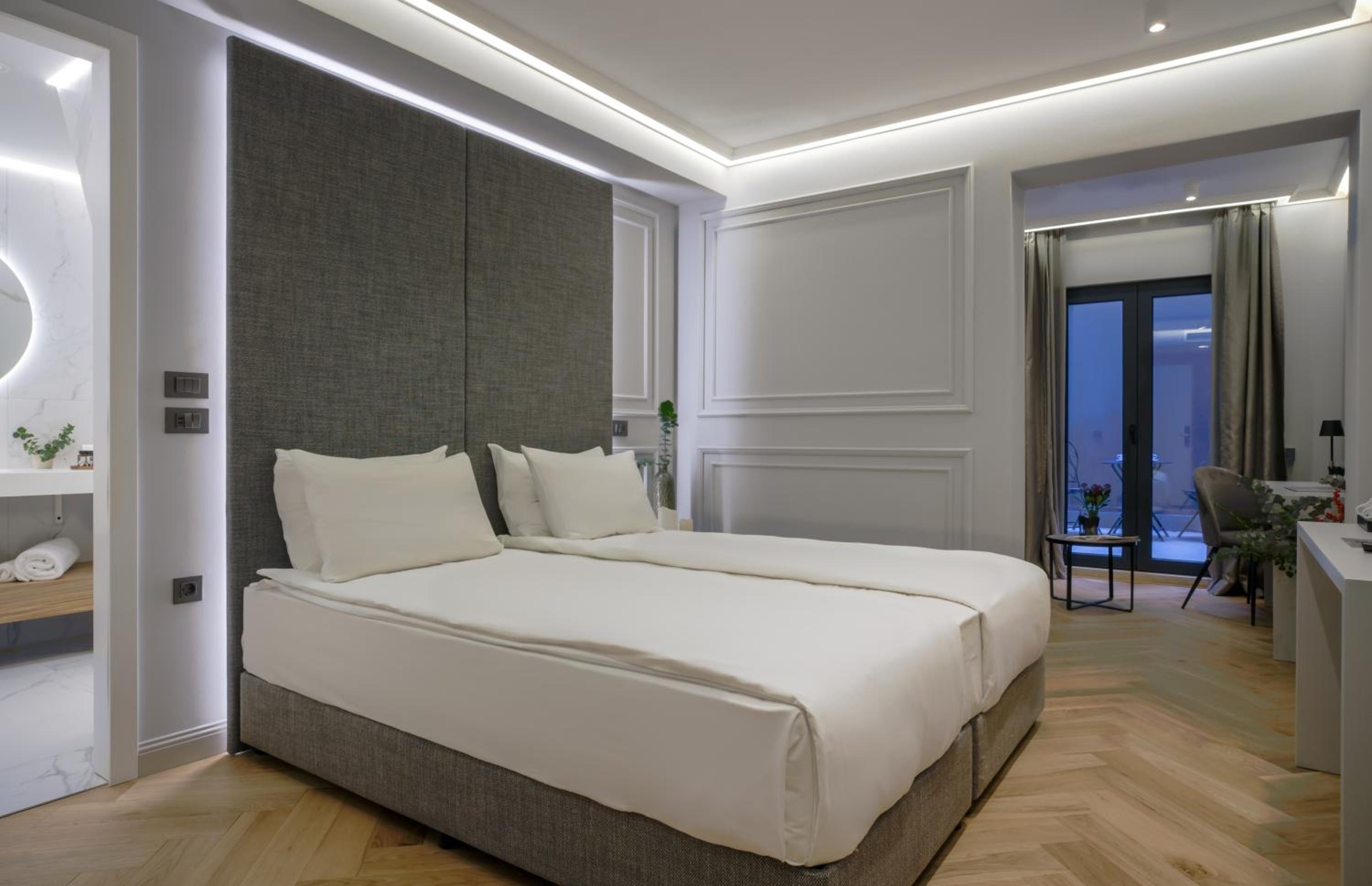 Deluxe Suite with English Yard (-1 level)