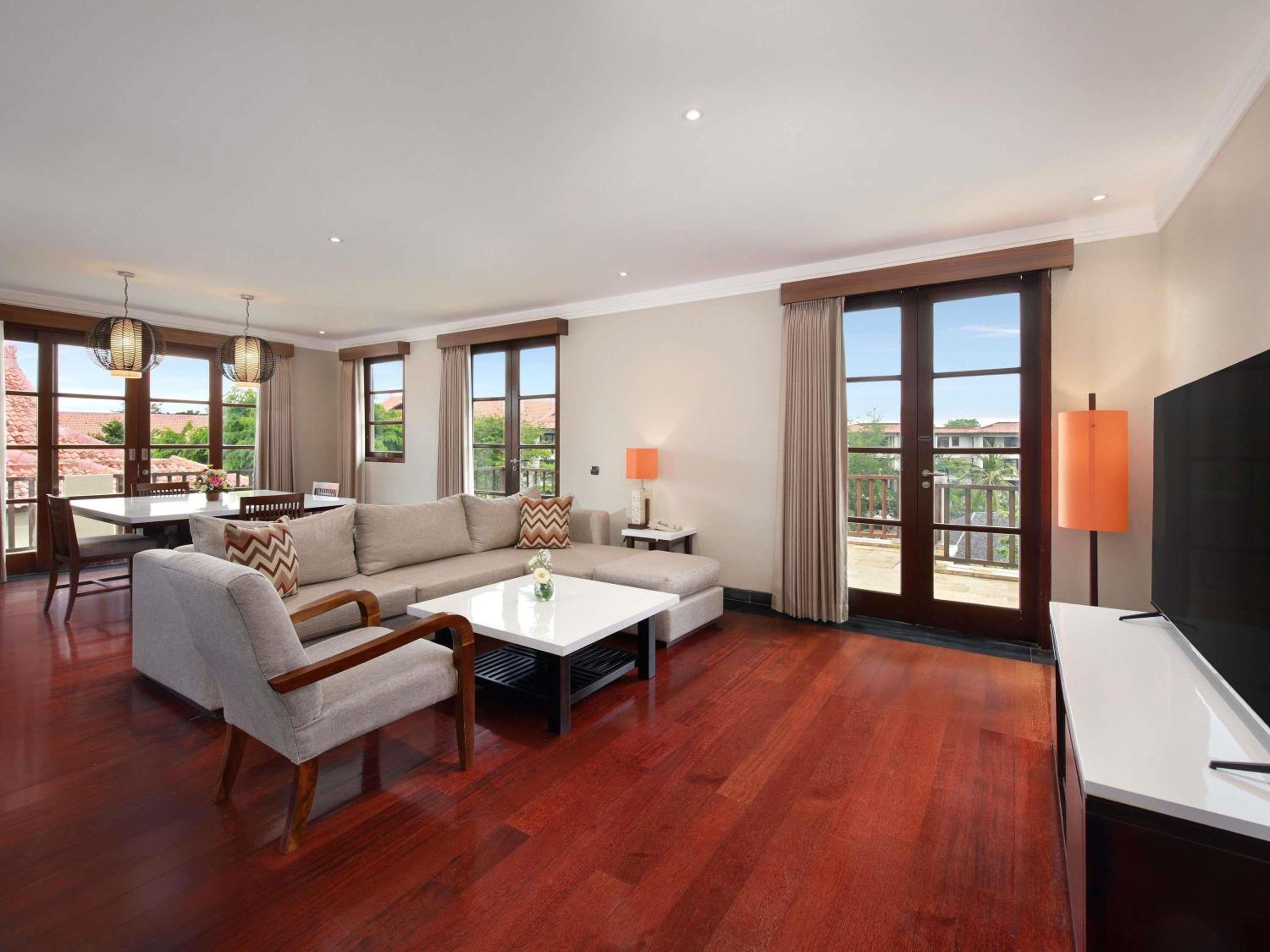 Four-Bedroom Apartment with Balcony  photo 1