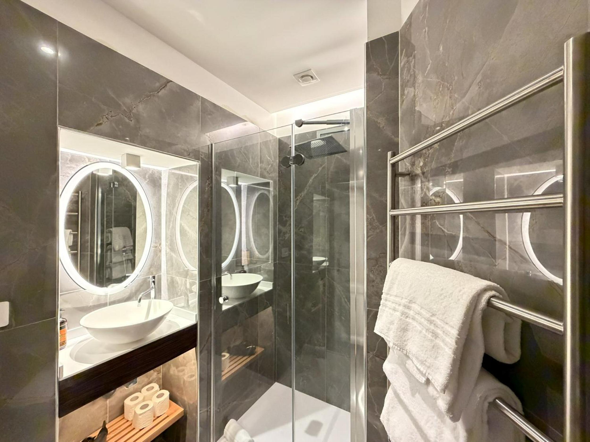 Six-Bedroom Apartment - Address: Lungotevere dei Mellini 39