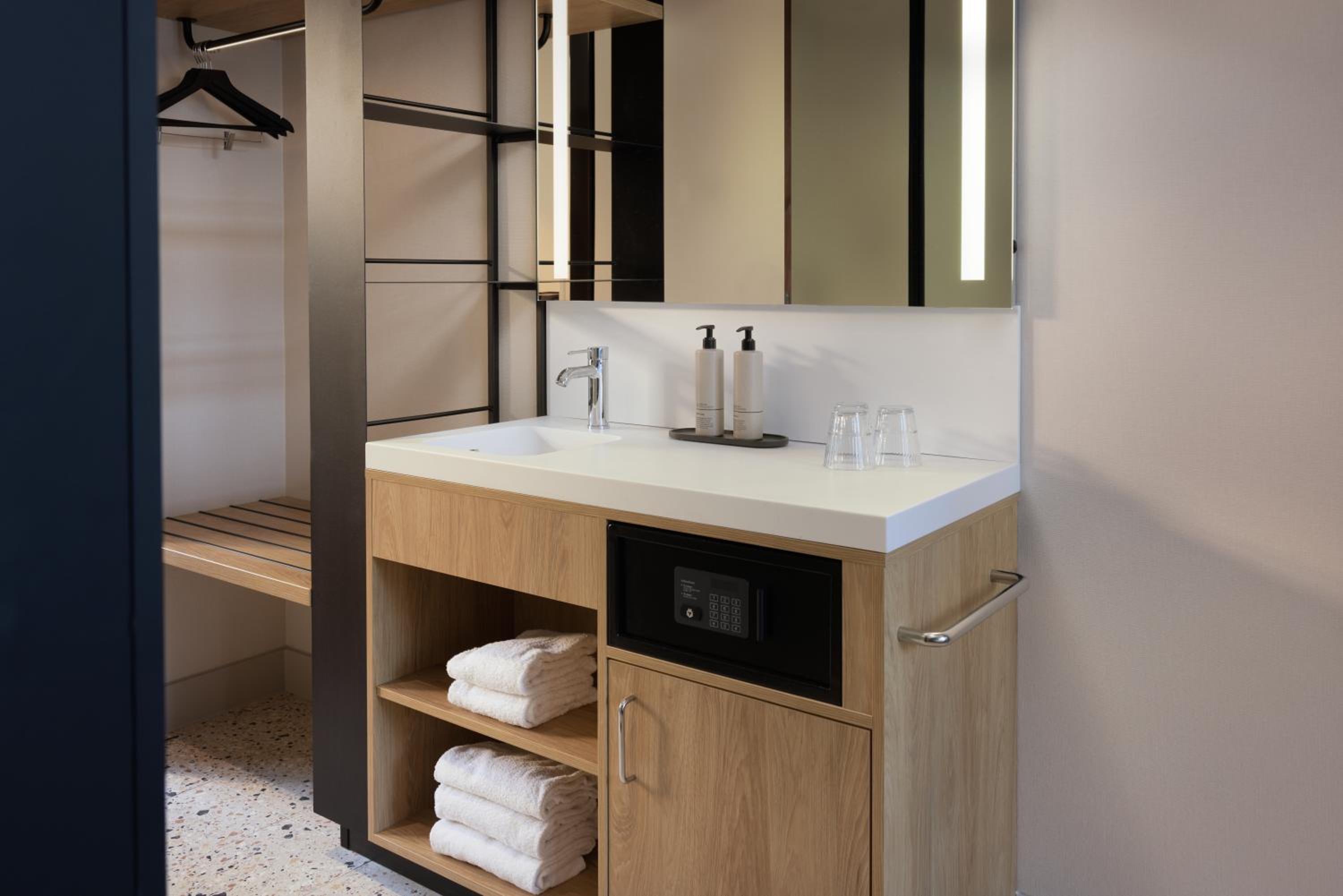 Compact Twin Room - Photo 3