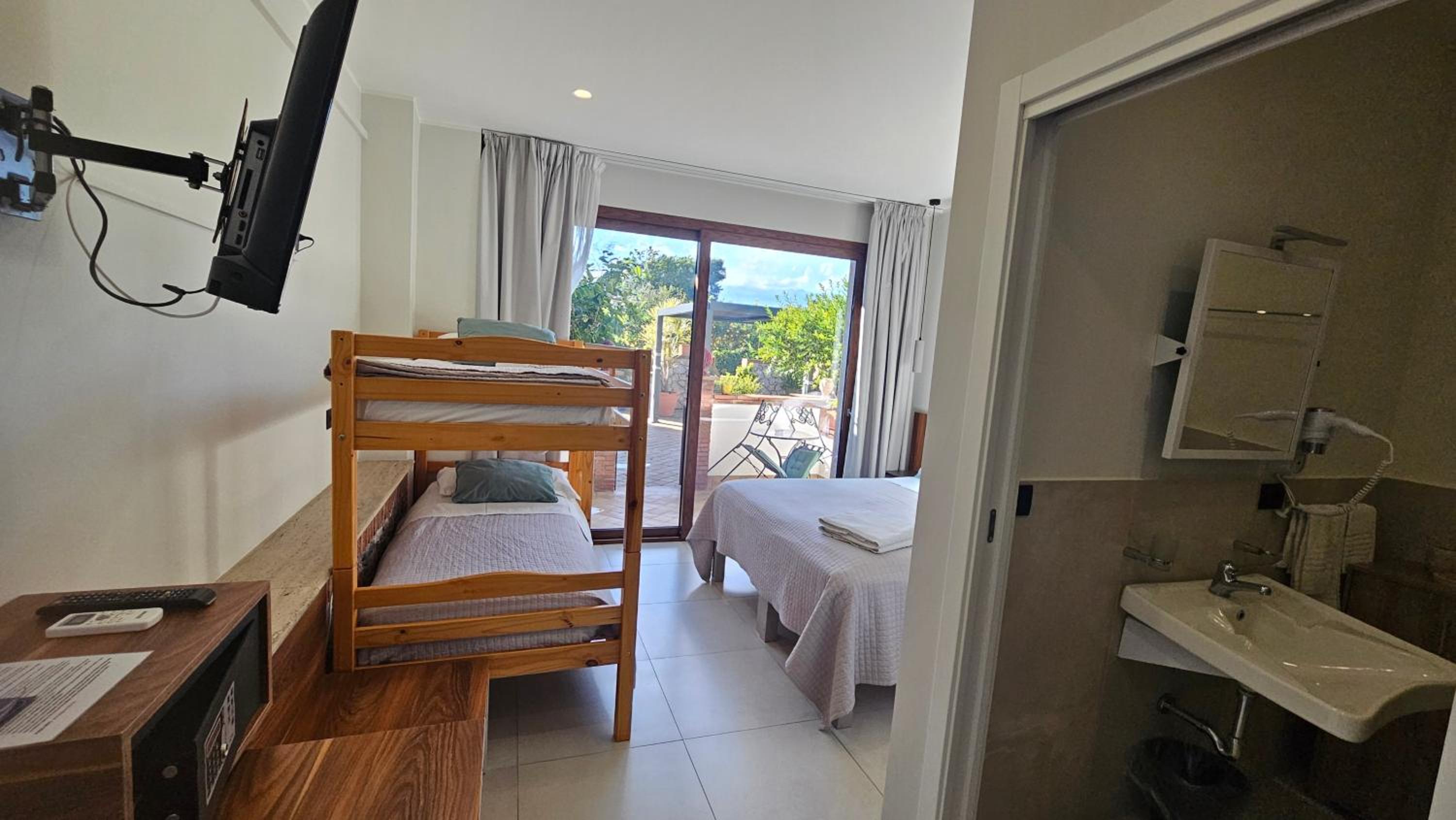 Quadruple Room with Terrace