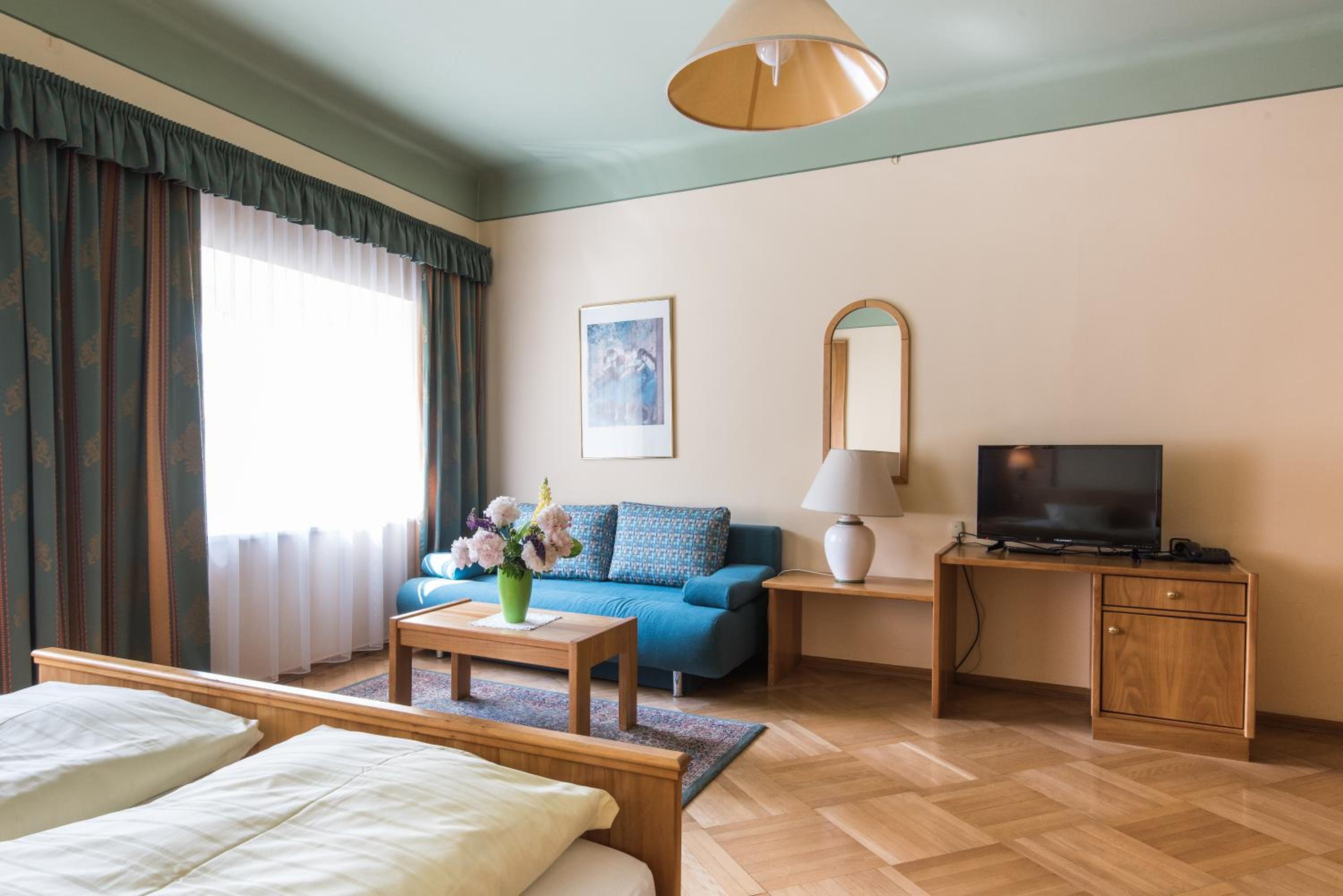 Family Room (2 Adults + 2 Children) - Photo 1