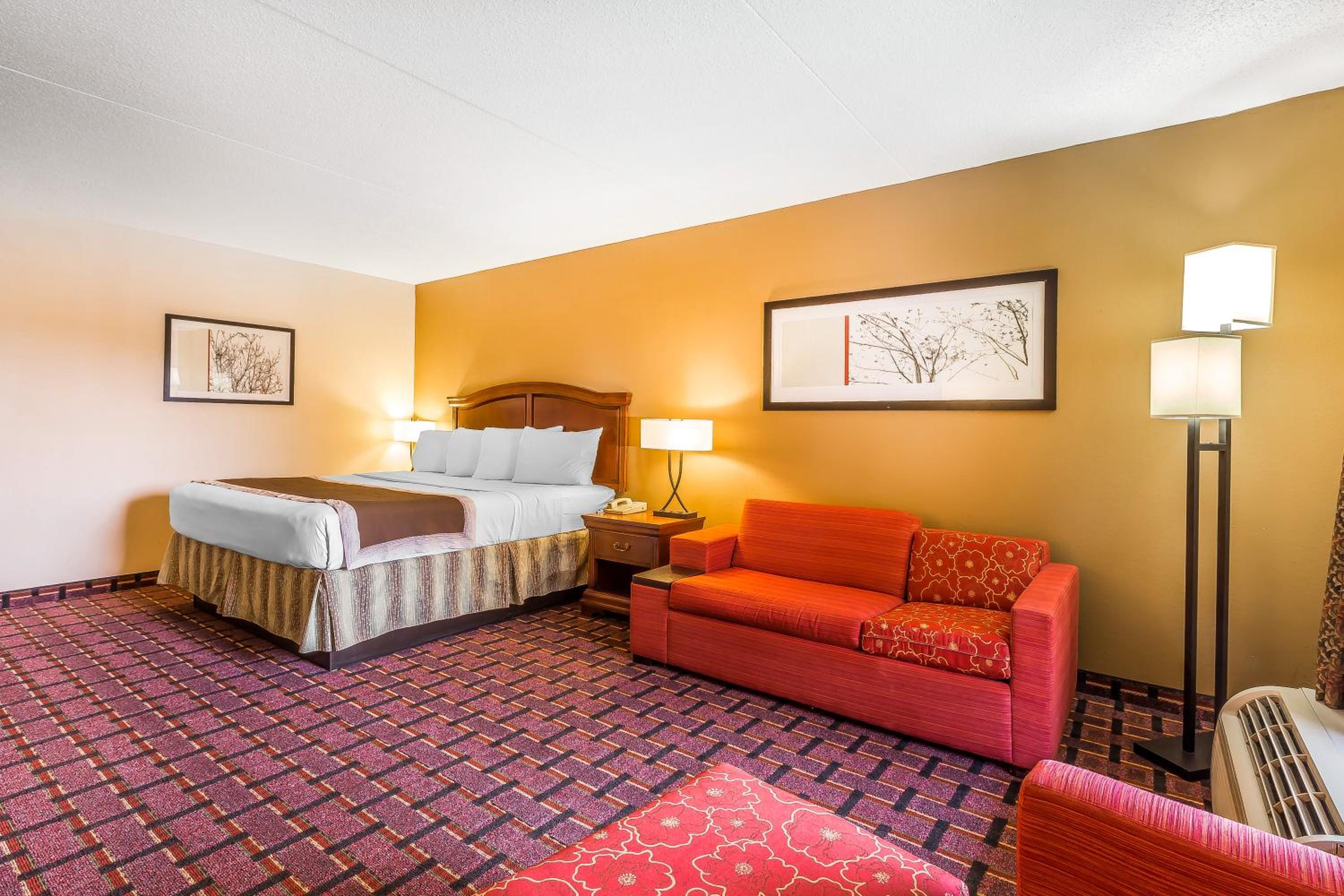 Deluxe Queen Room with Sofa Bed - Non-Smoking photo 2