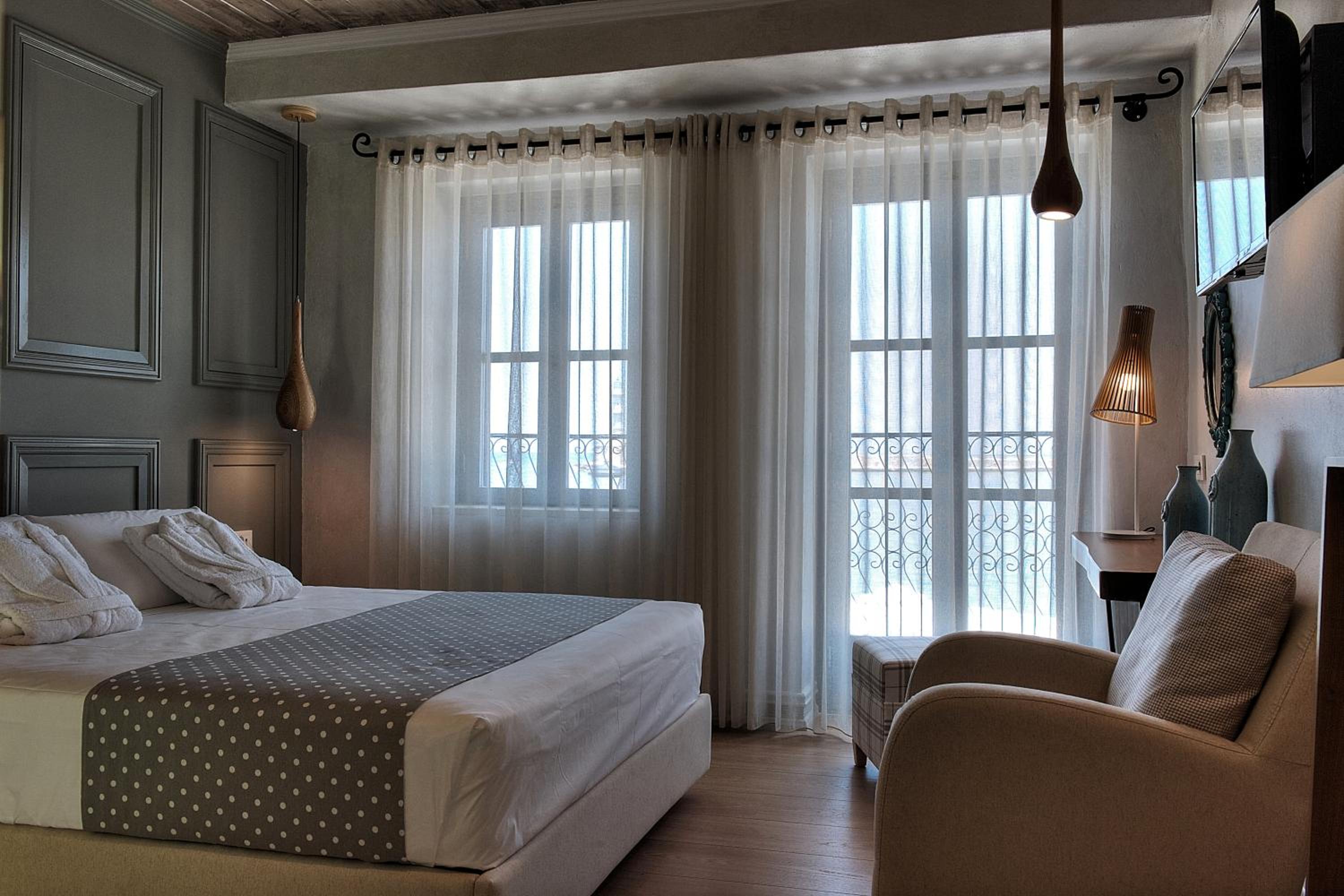Deluxe room with Sea View and Balcony thumbnail 6