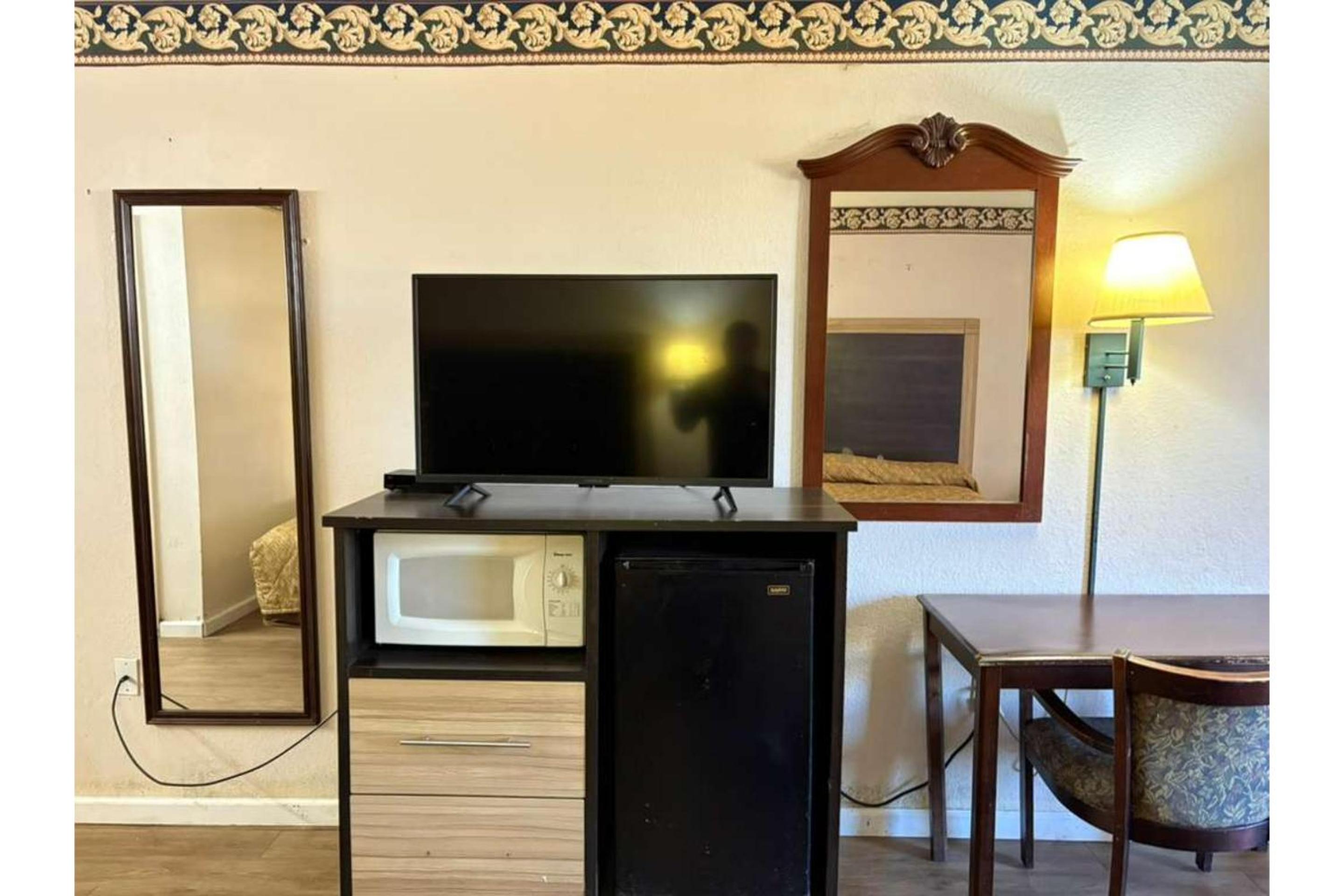 2 Full Beds with Kitchenette photo 2