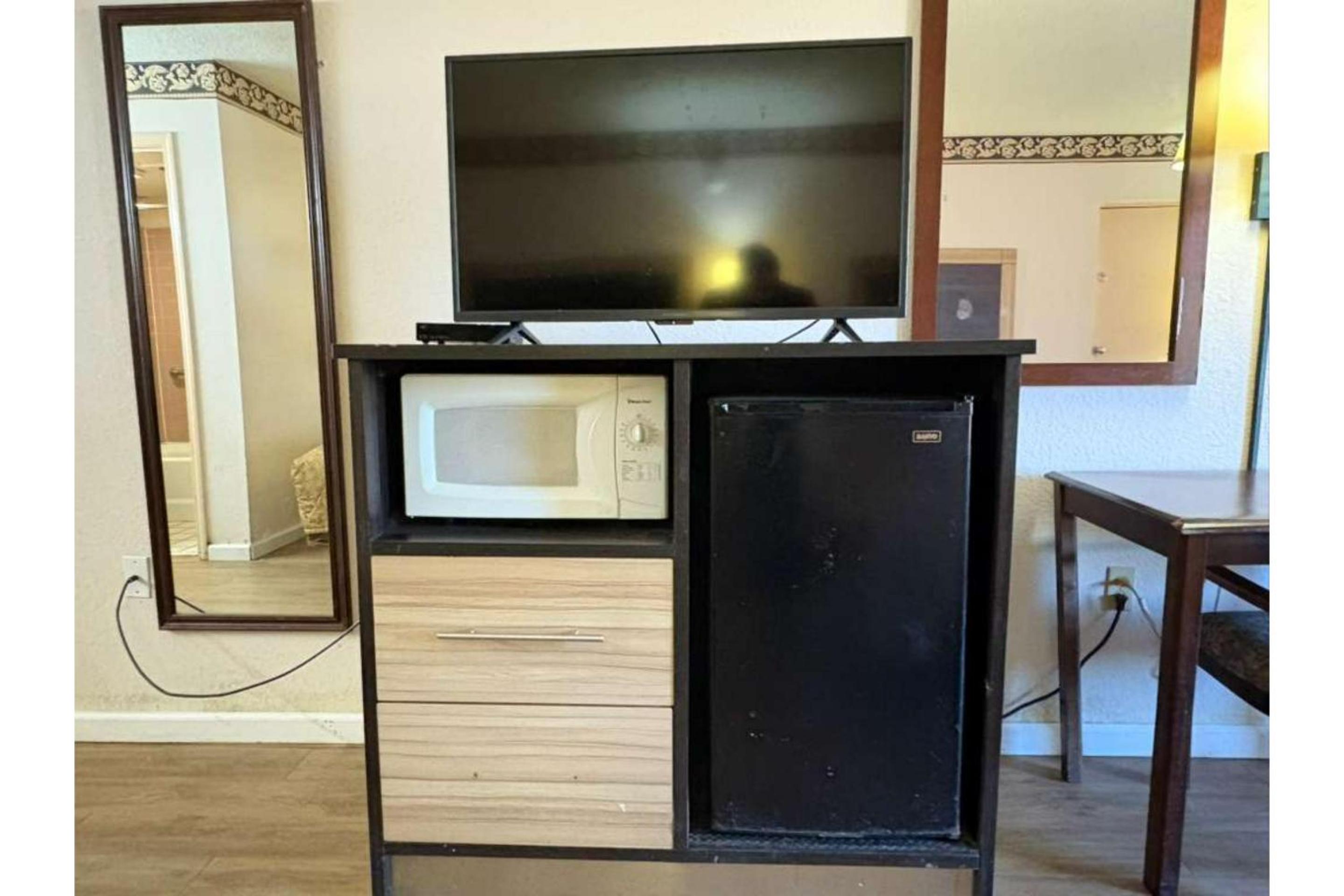 2 Full Beds with Kitchenette photo 3