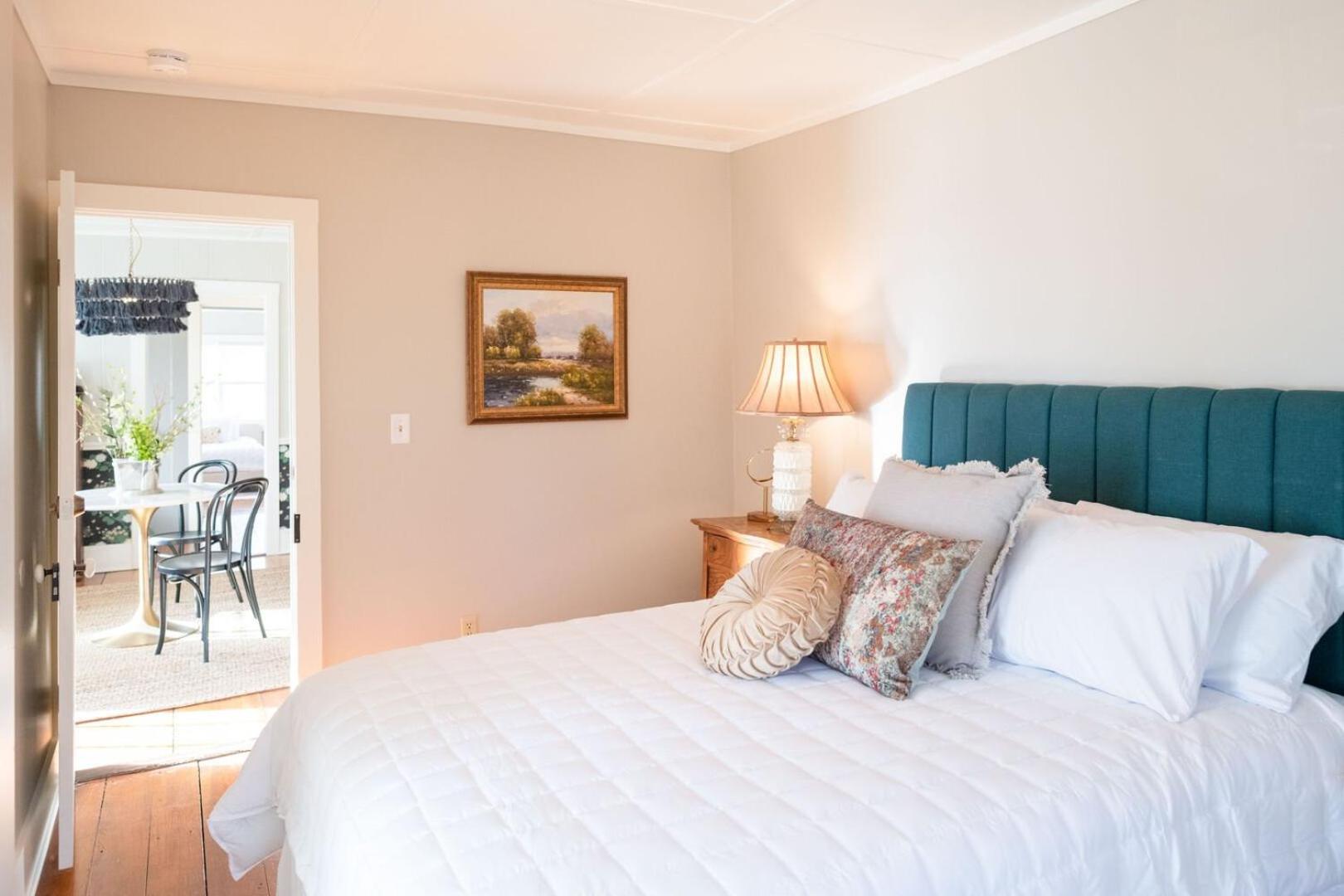 Queen Room photo 2