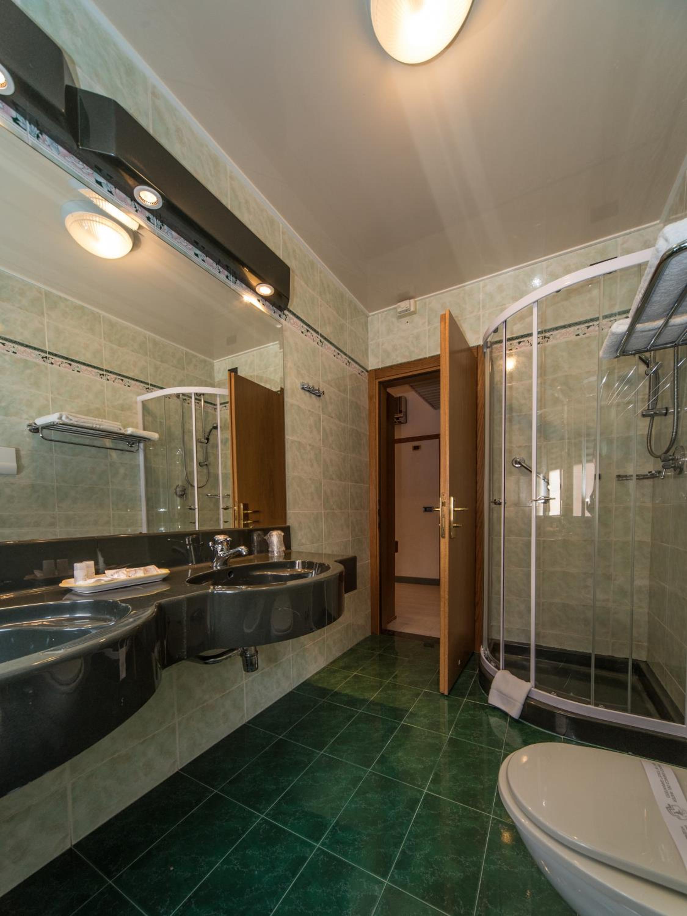 Standard Twin Room photo 2