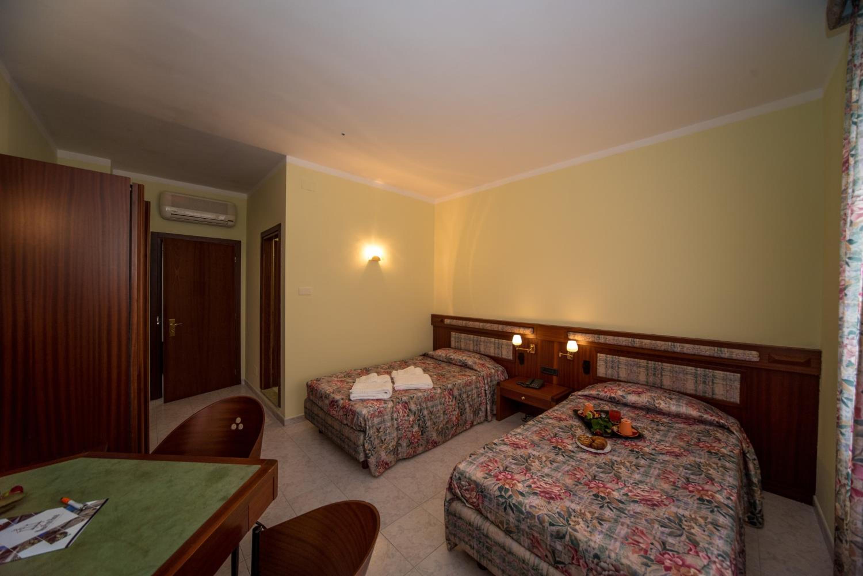 Classic Twin Room photo 1