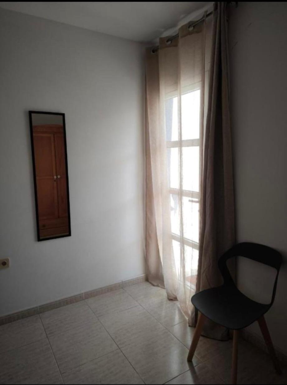Single Room with Shared Bathroom photo 2