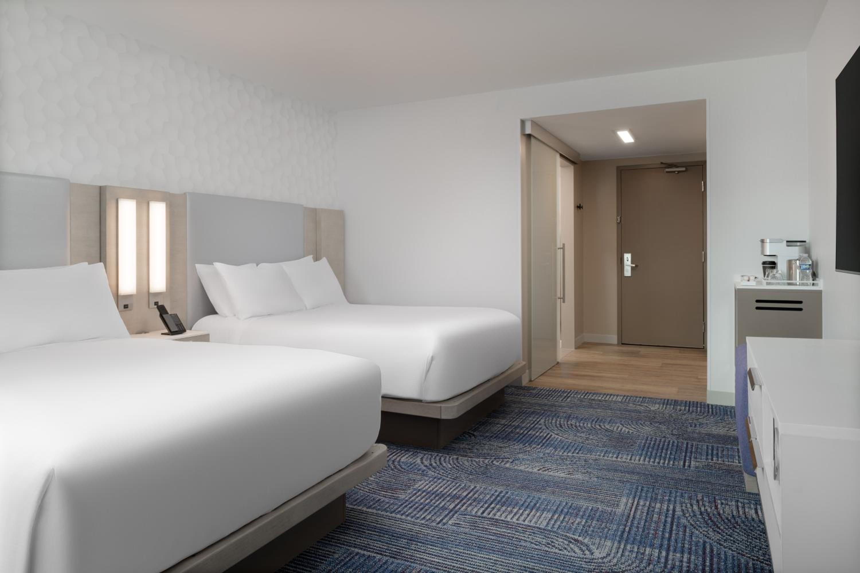 Queen Room with Two Queen Beds - Photo 4