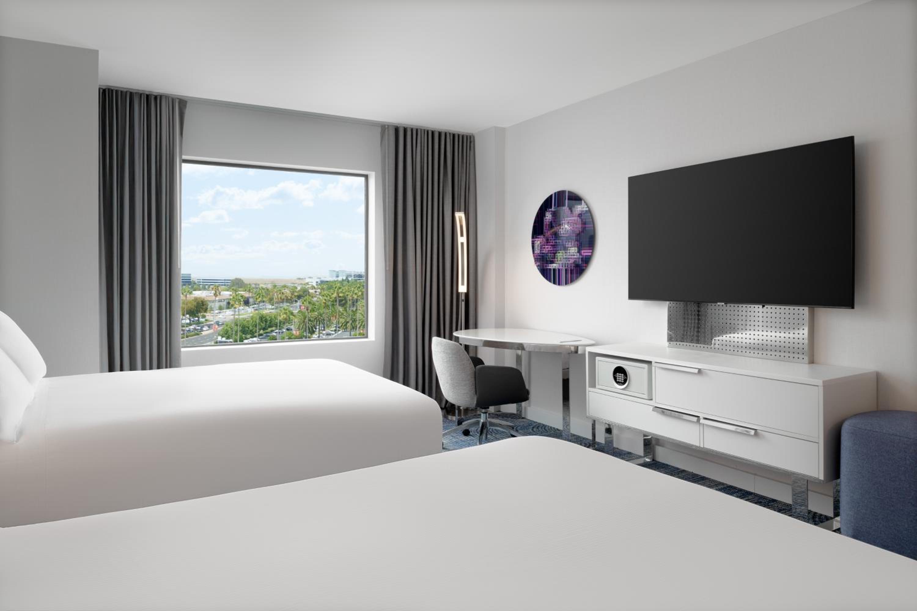 Superior Queen Room with Two Queen Beds and Santa Clara City View - Photo 4