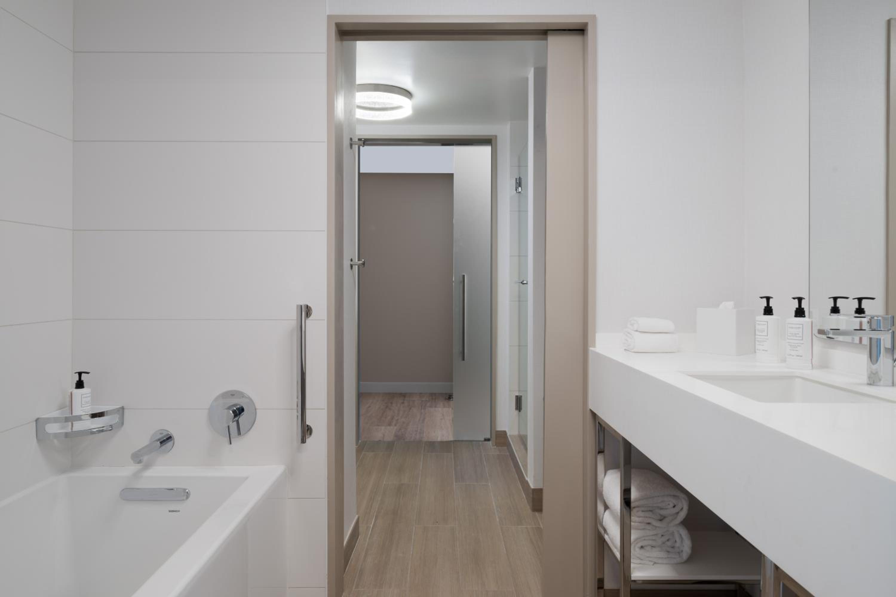 One-Bedroom King Junior Suite with City View - Photo 6