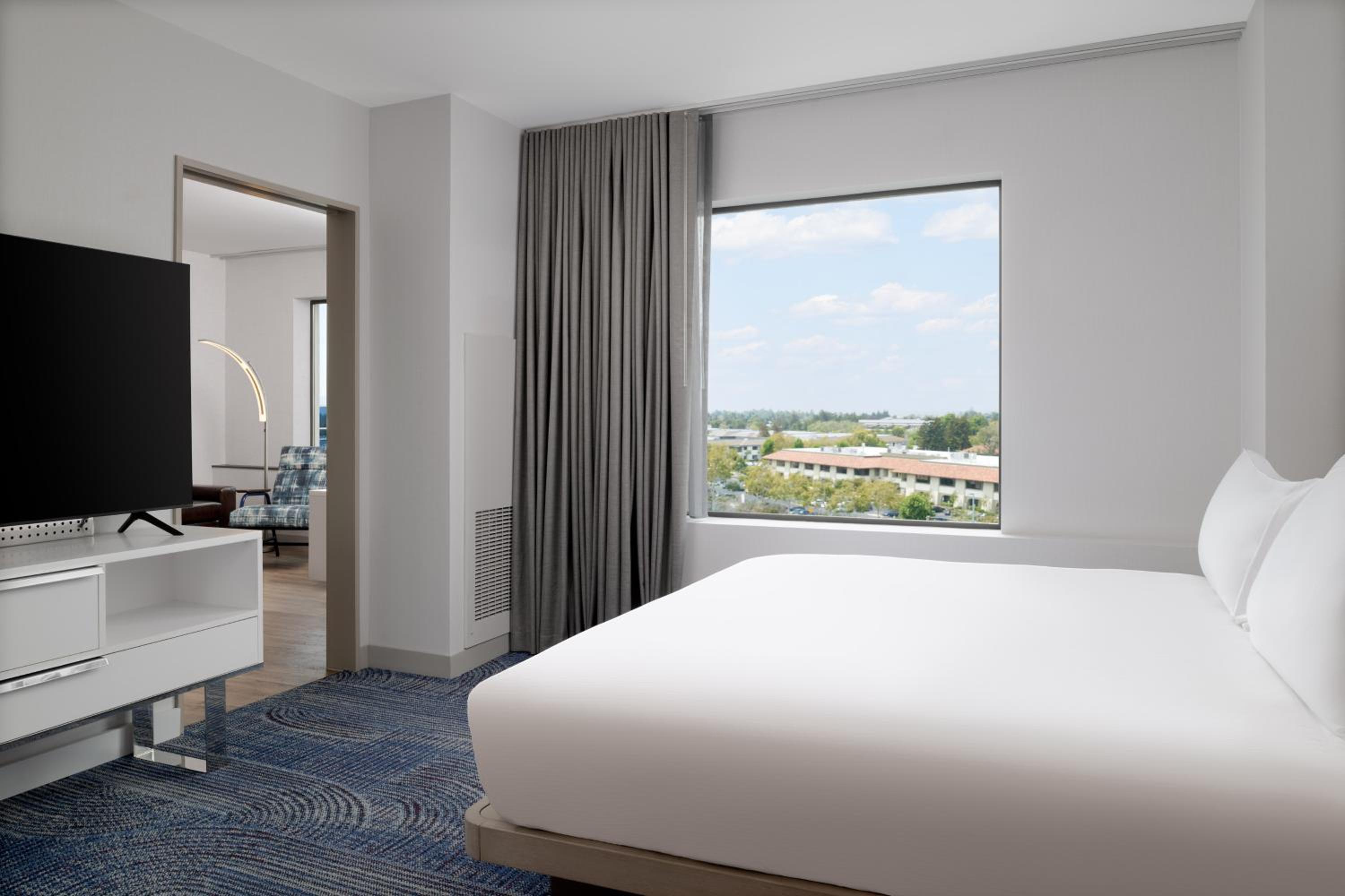 One-Bedroom King Junior Suite with City View - Photo 7