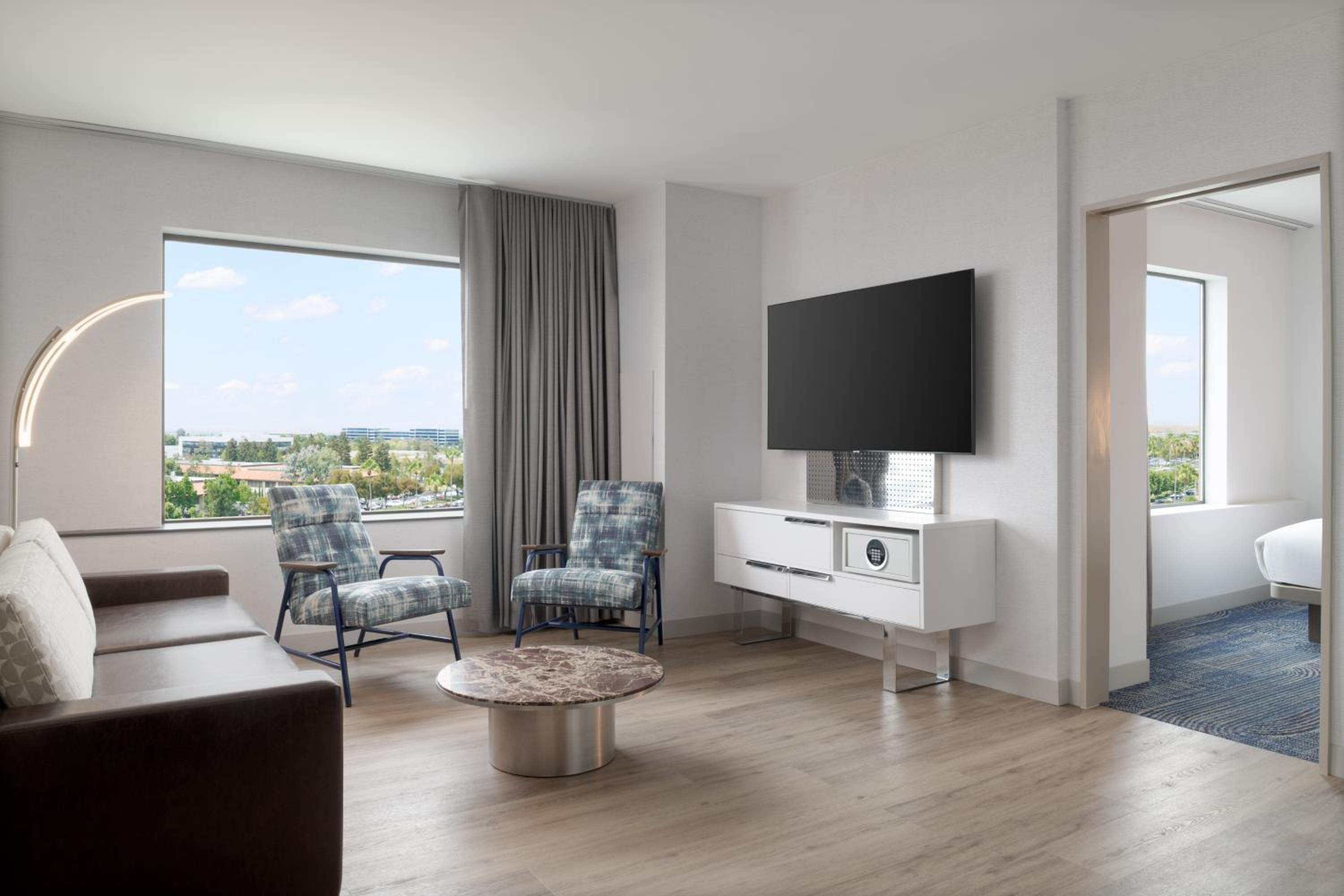One-Bedroom King Junior Suite with City View - Photo 4