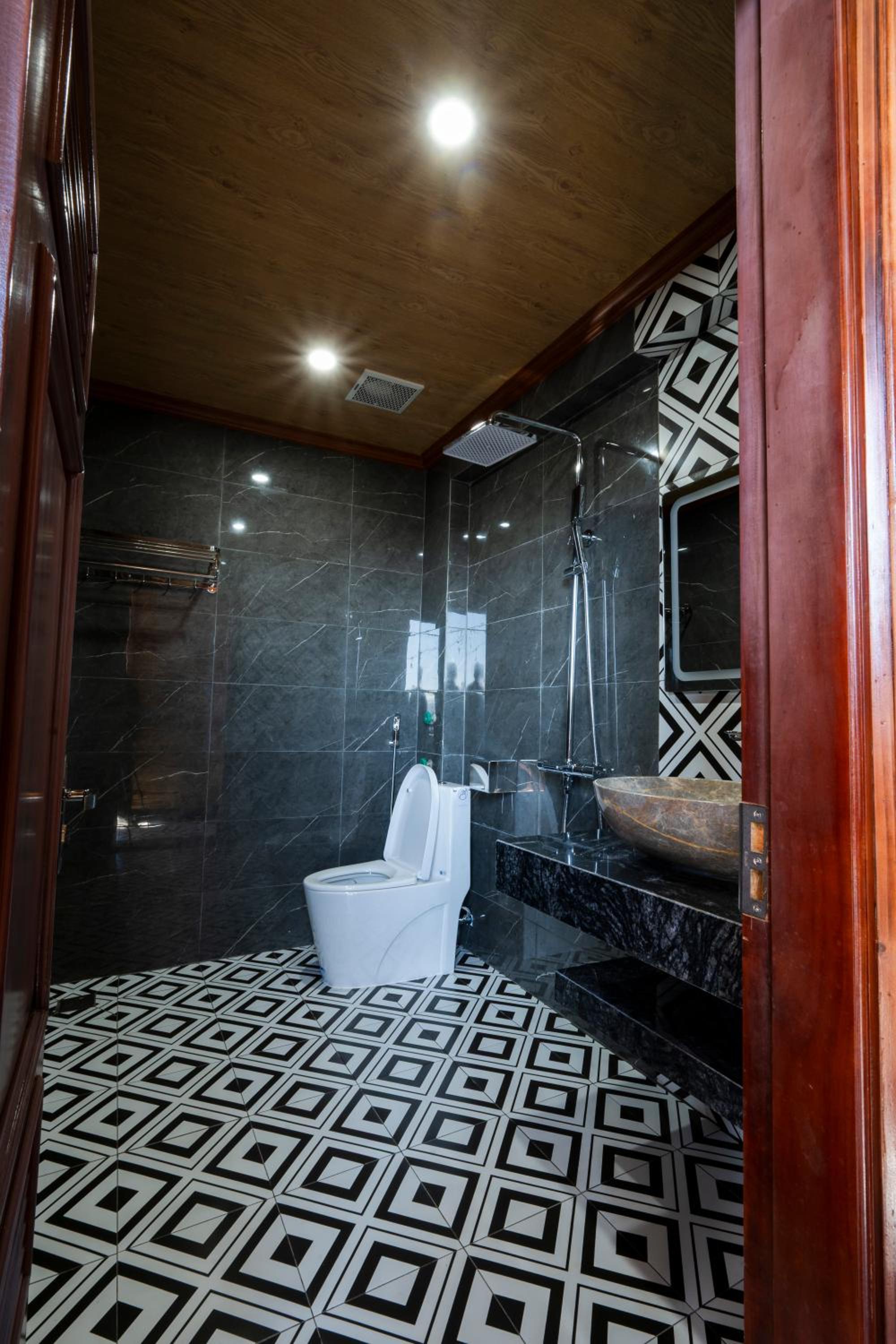 Deluxe Double Room with Balcony - Photo 14