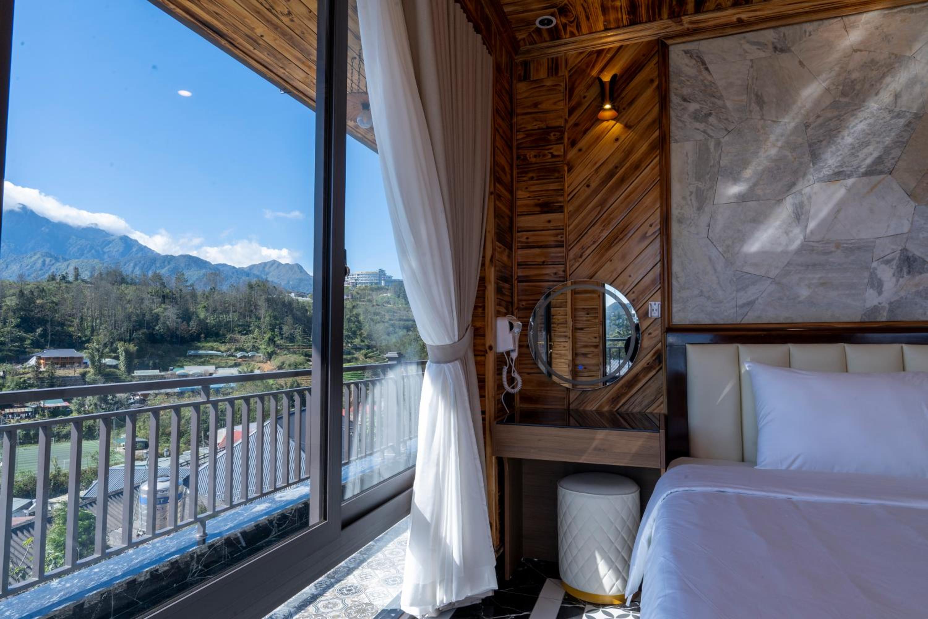 Deluxe Double Room with Balcony - Photo 8