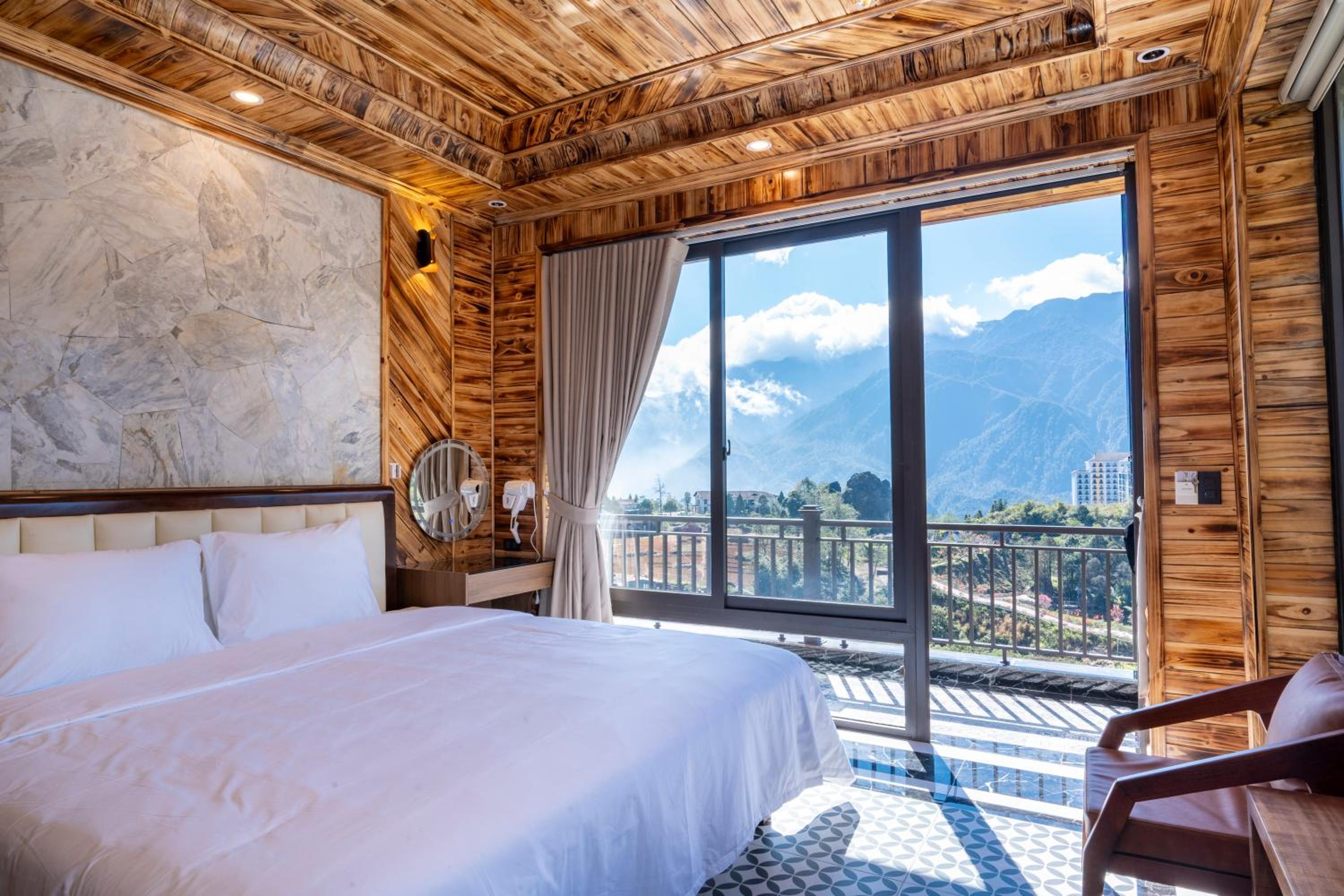 Deluxe Double Room with Balcony - Photo 12