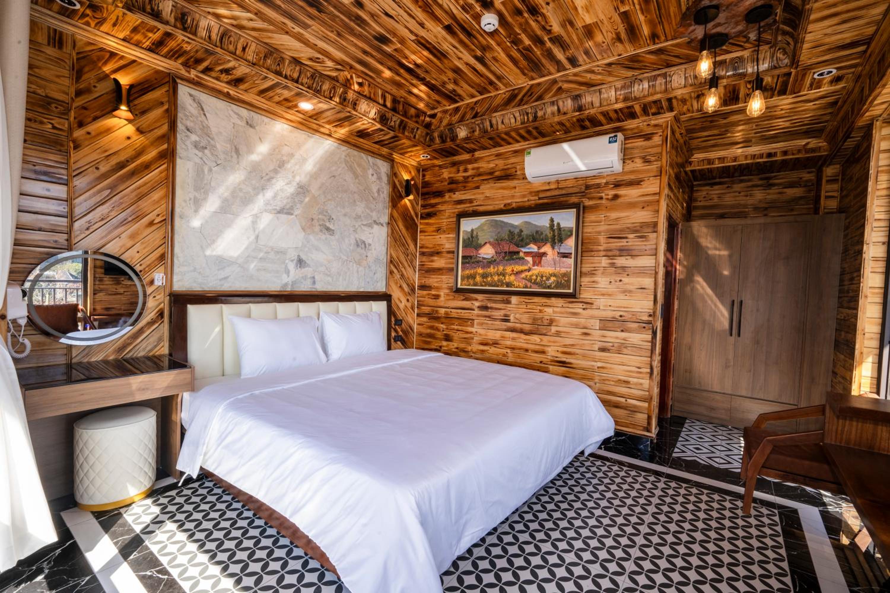 Deluxe Double Room with Balcony - Photo 7