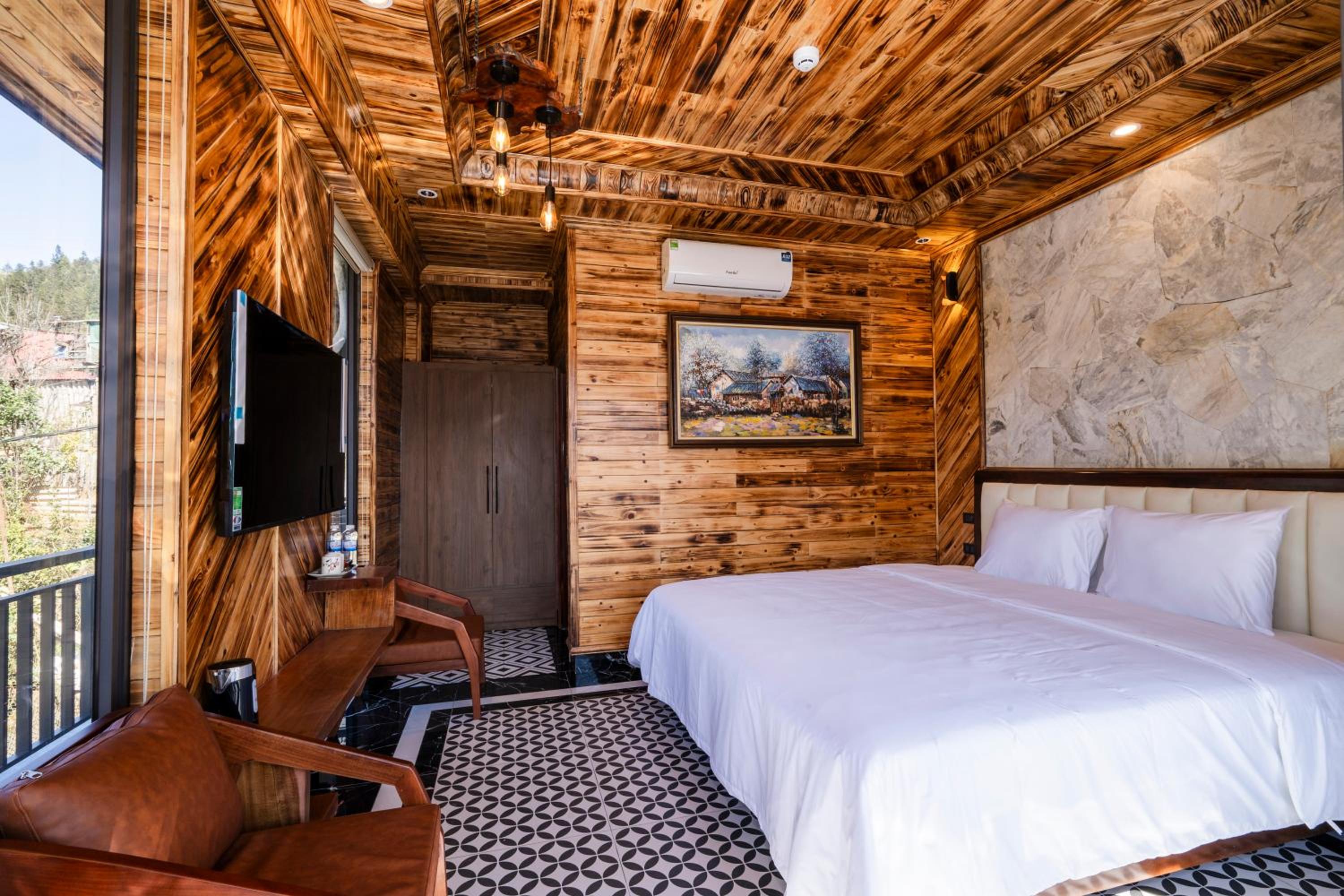 Deluxe Double Room with Balcony - Photo 6
