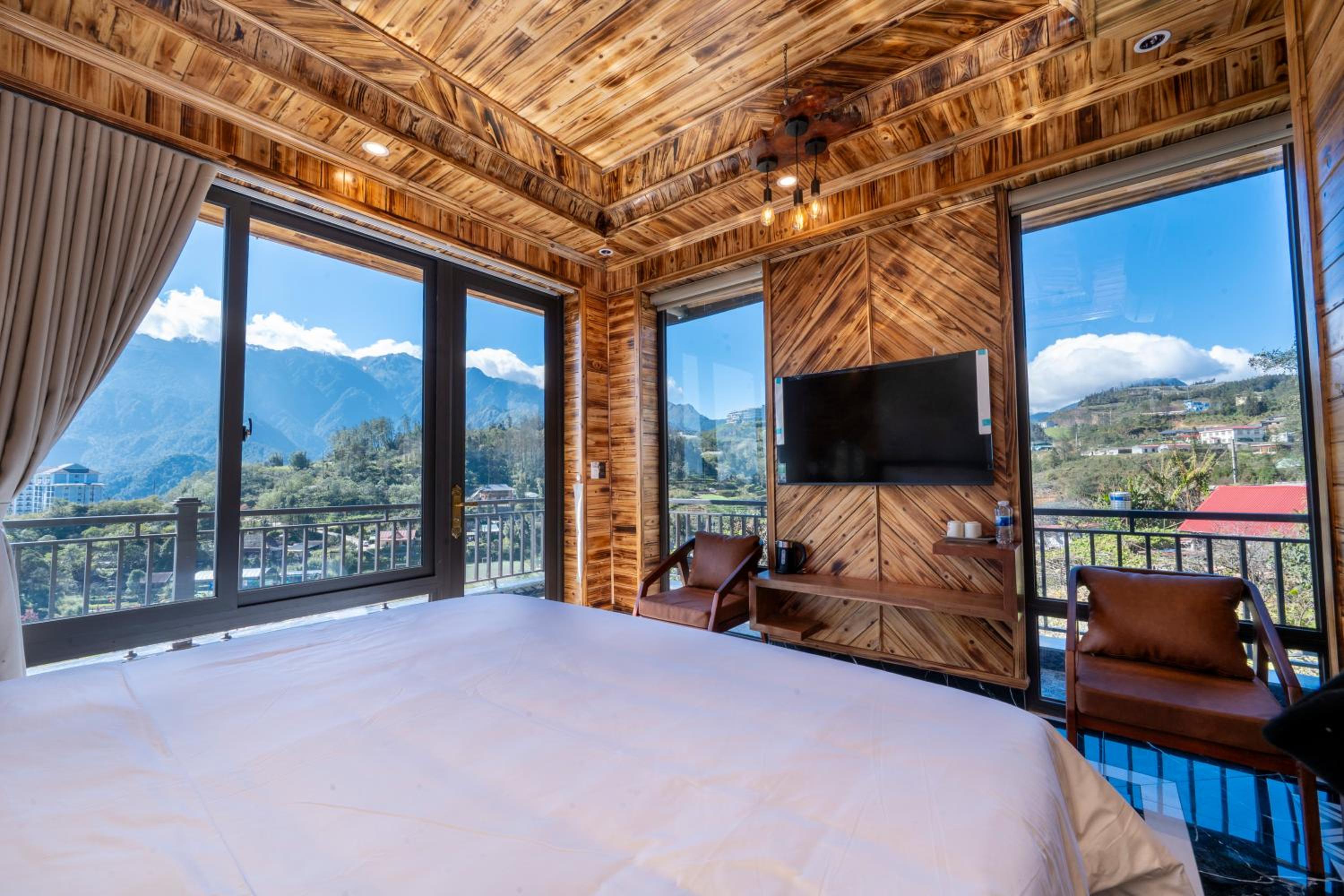 Deluxe Double Room with Balcony - Photo 11