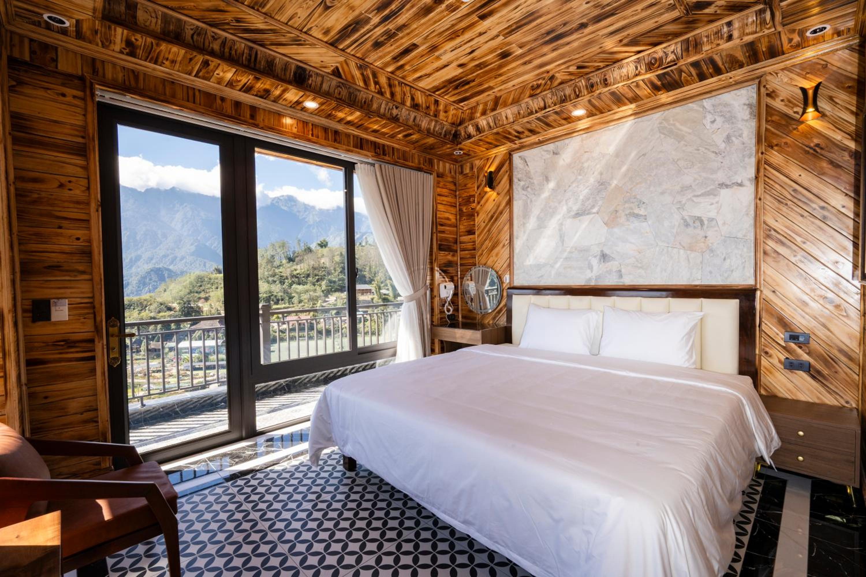 Deluxe Double Room with Balcony - Photo 10