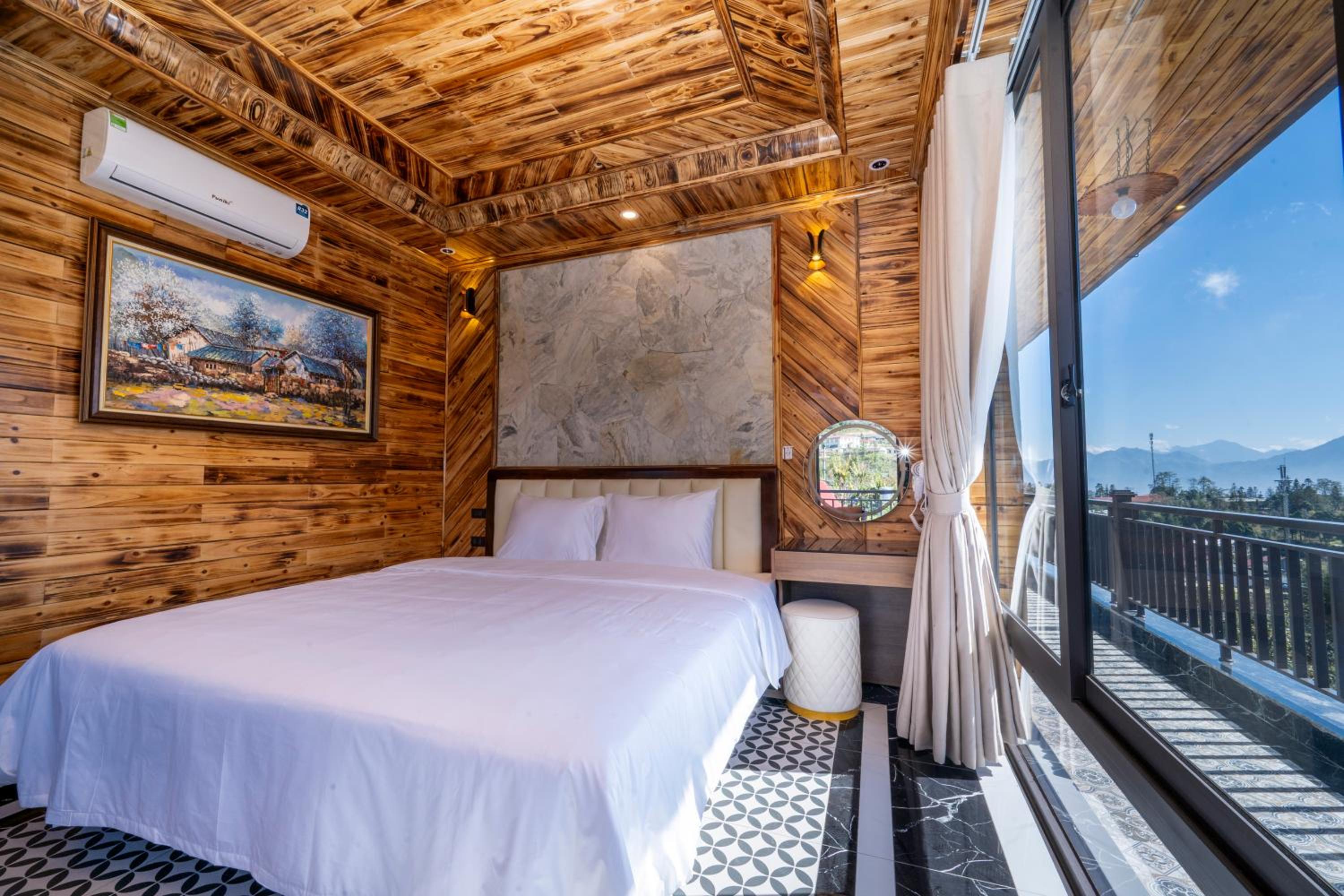 Deluxe Double Room with Balcony - Photo 5