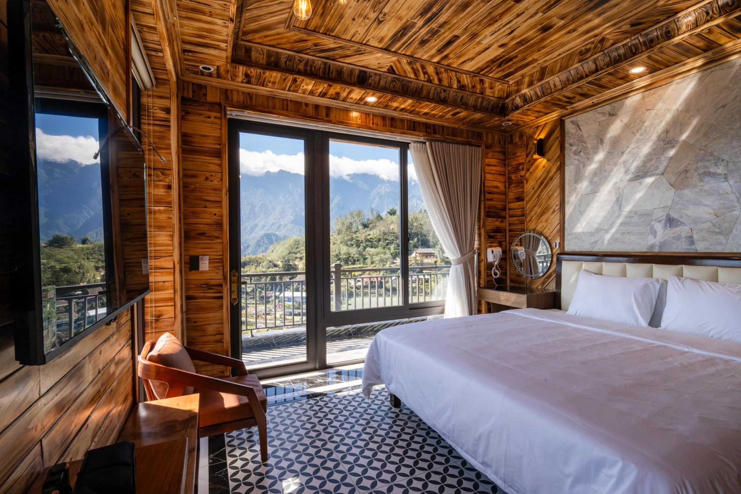 Deluxe Double Room with Balcony - Photo 9