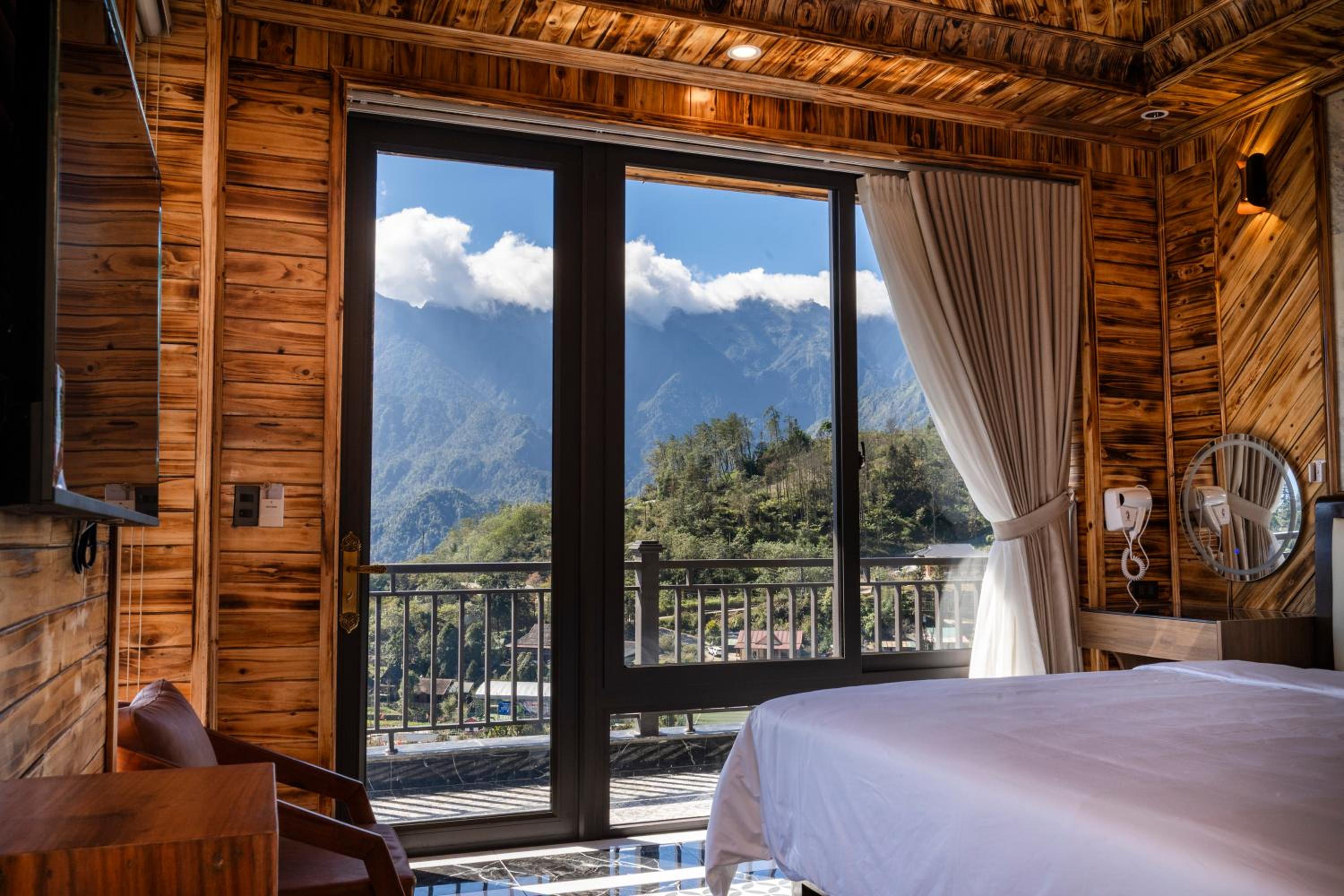 Deluxe Double Room with Balcony - Photo 2