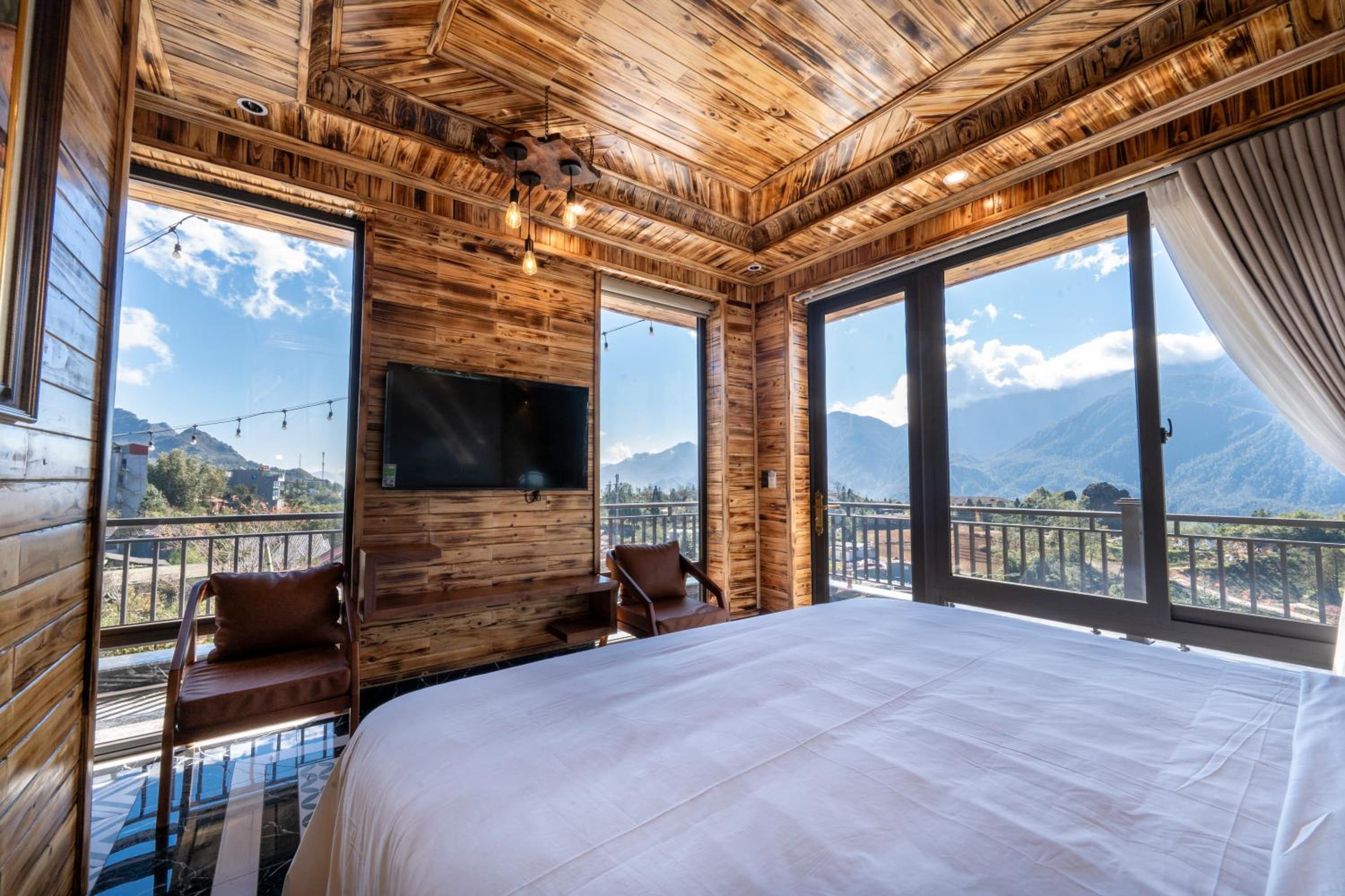 Deluxe Double Room with Balcony - Photo 3