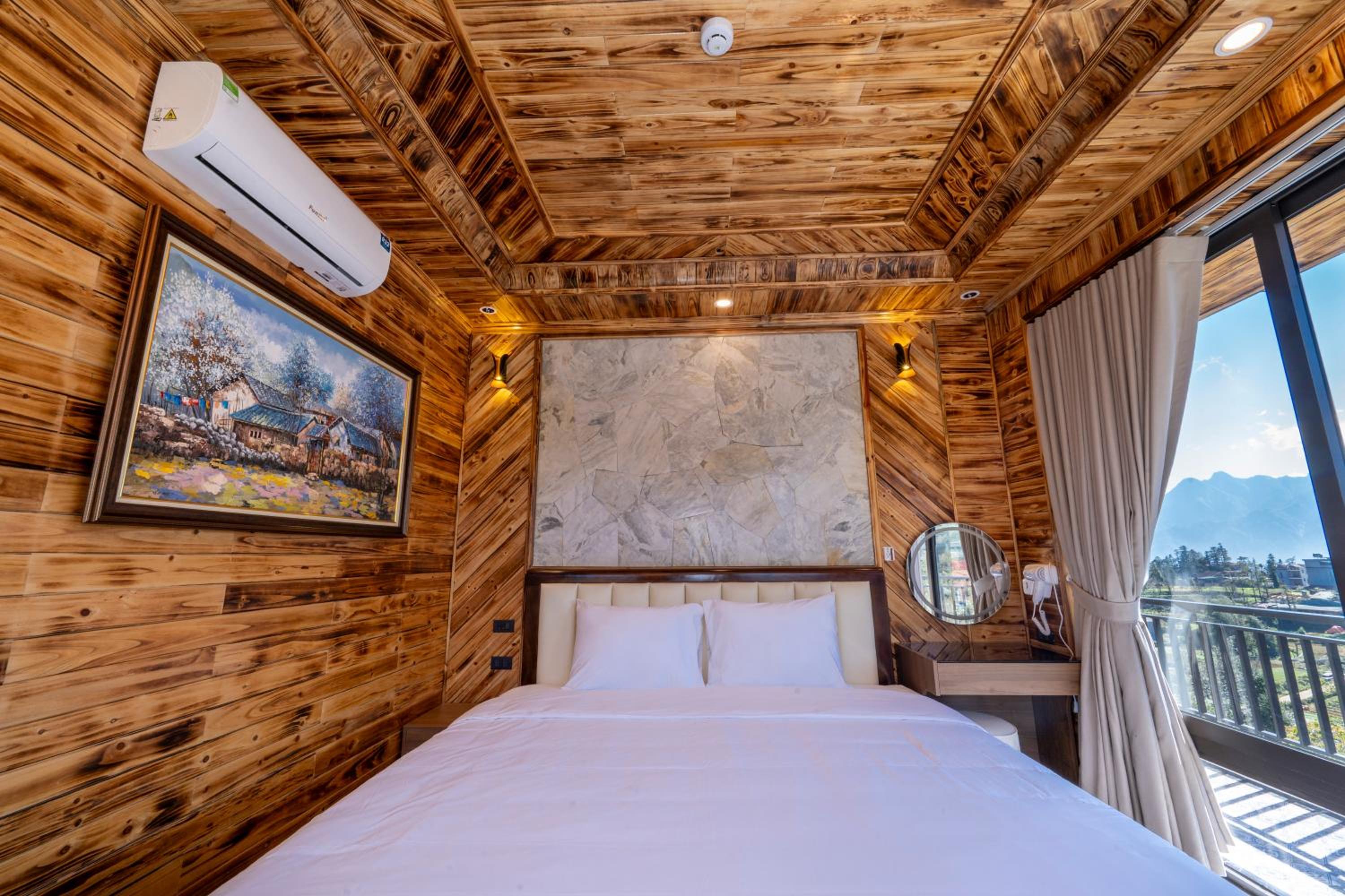 Deluxe Double Room with Balcony - Photo 1