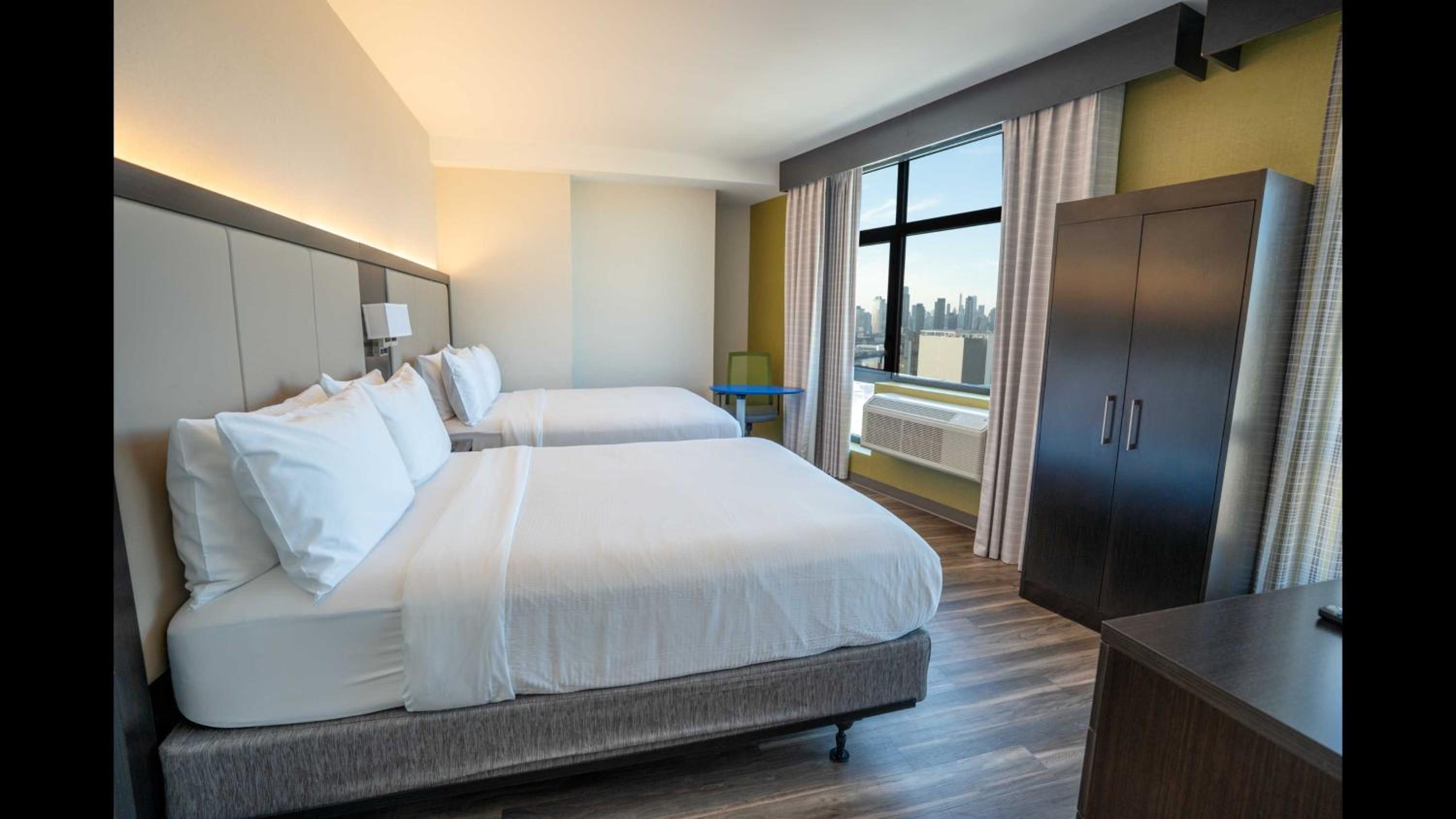 Standard Queen Room with Two Queen Beds and Skyline View - Pet-Friendly - Photo 2