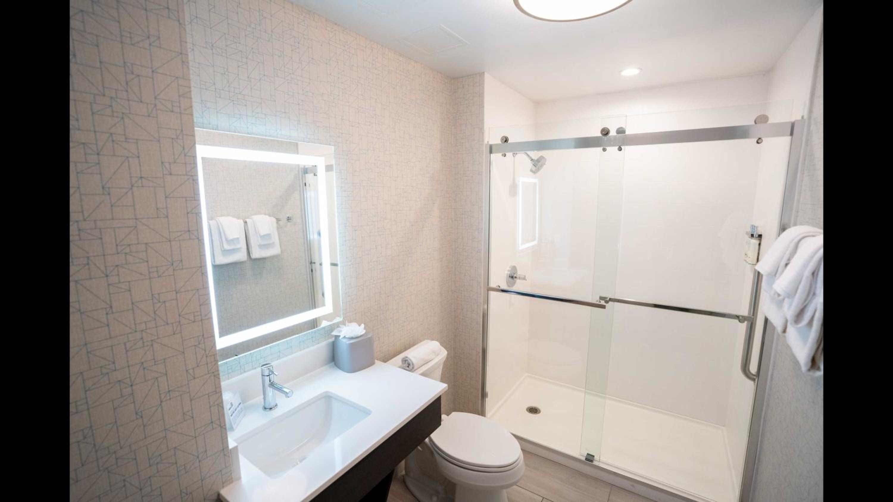Standard Queen Room with Two Queen Beds and Skyline View - Pet-Friendly - Photo 3