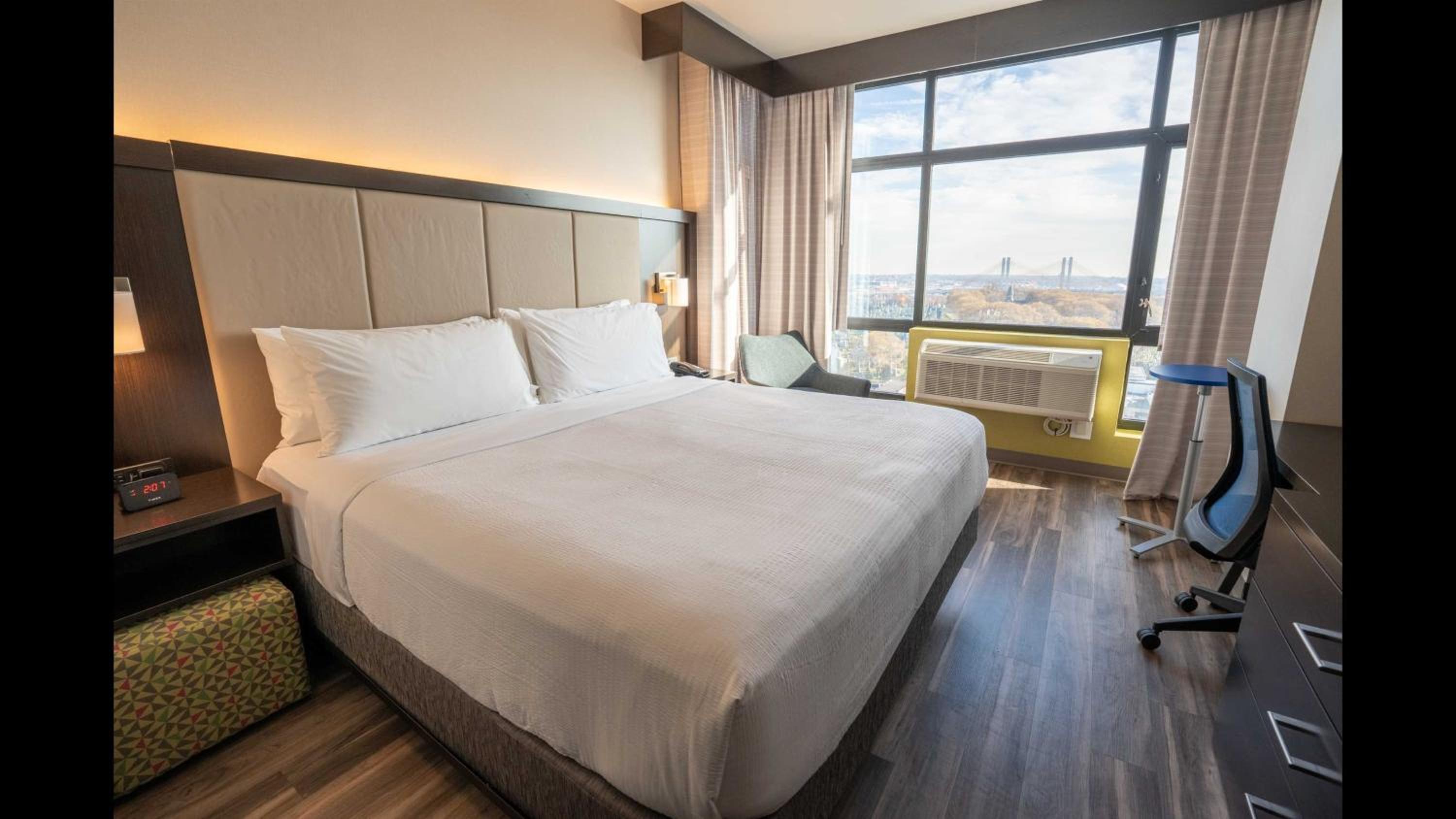 Standard King Room with Bridge View - Photo 2