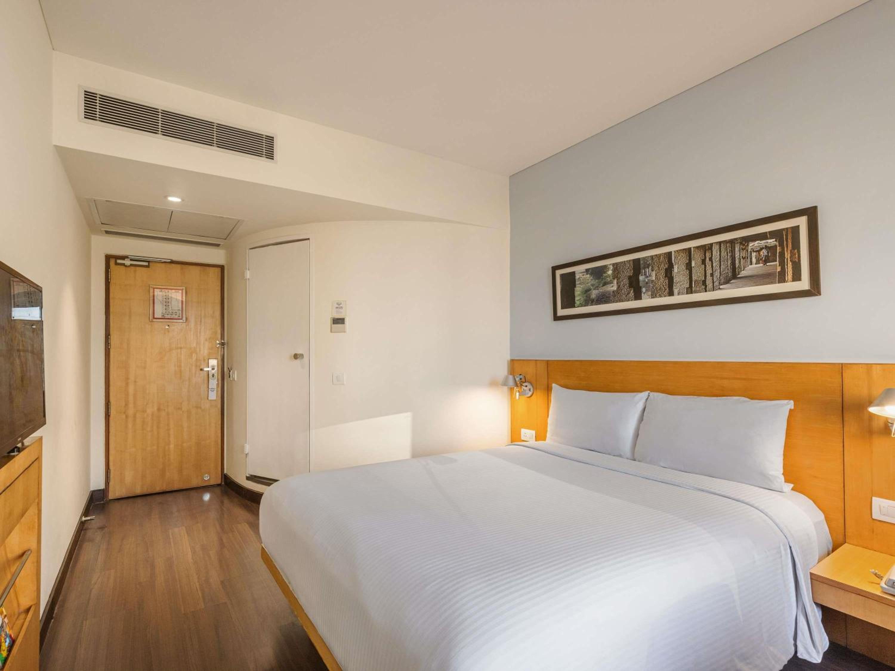 Superior Queen Room - High Floor - Photo 6