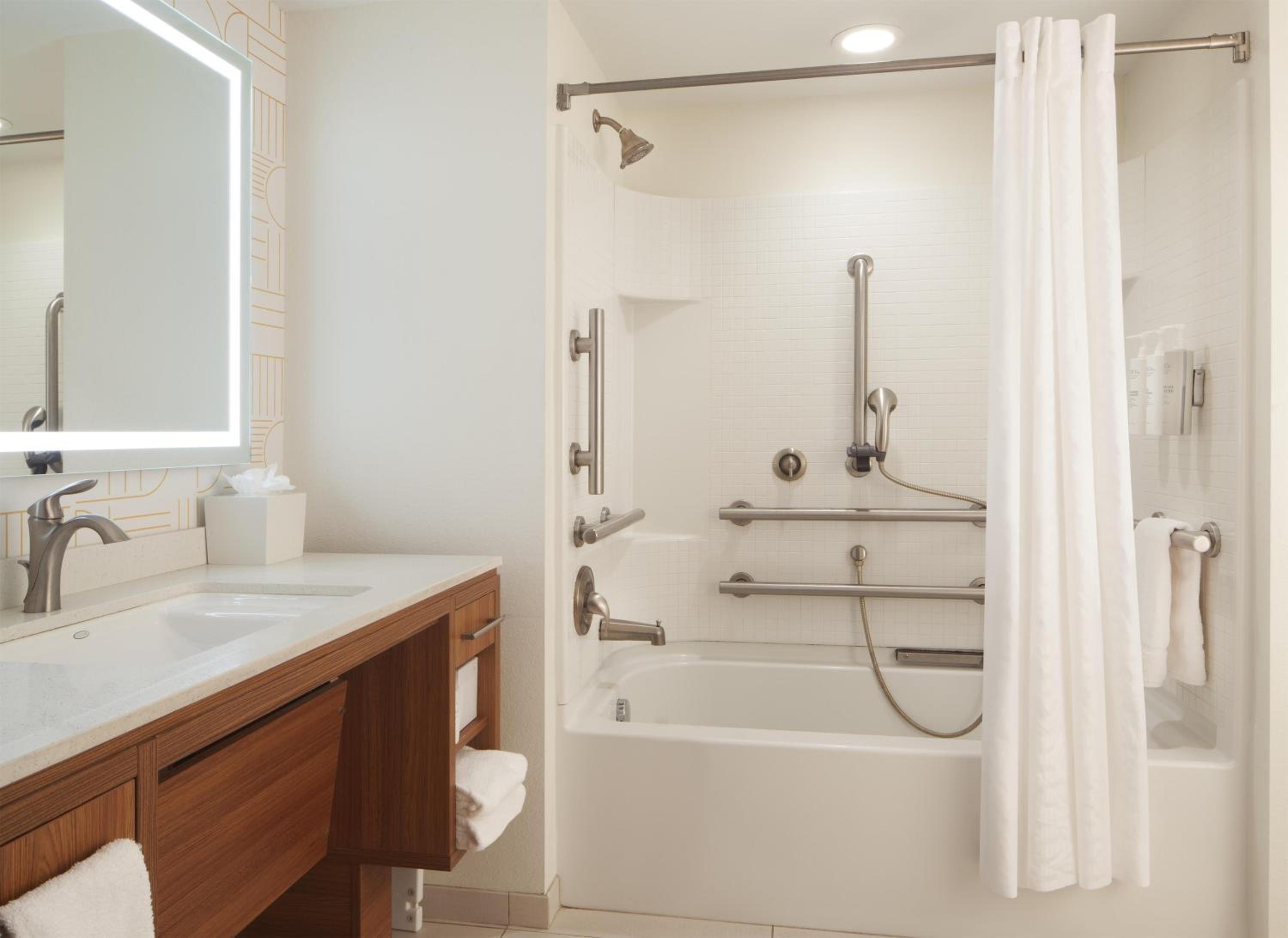 Queen Studio with Two Queen Beds and Bath Tub - Mobility and Hearing Access photo 1