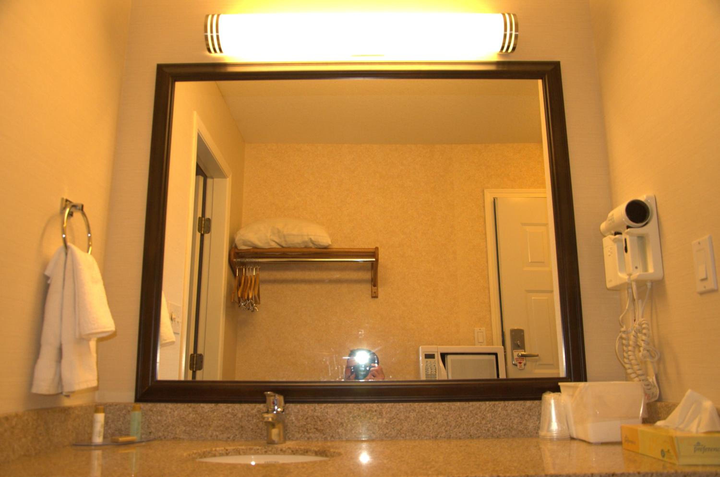 Queen Room with Two Queen Beds - Non-Smoking photo 3