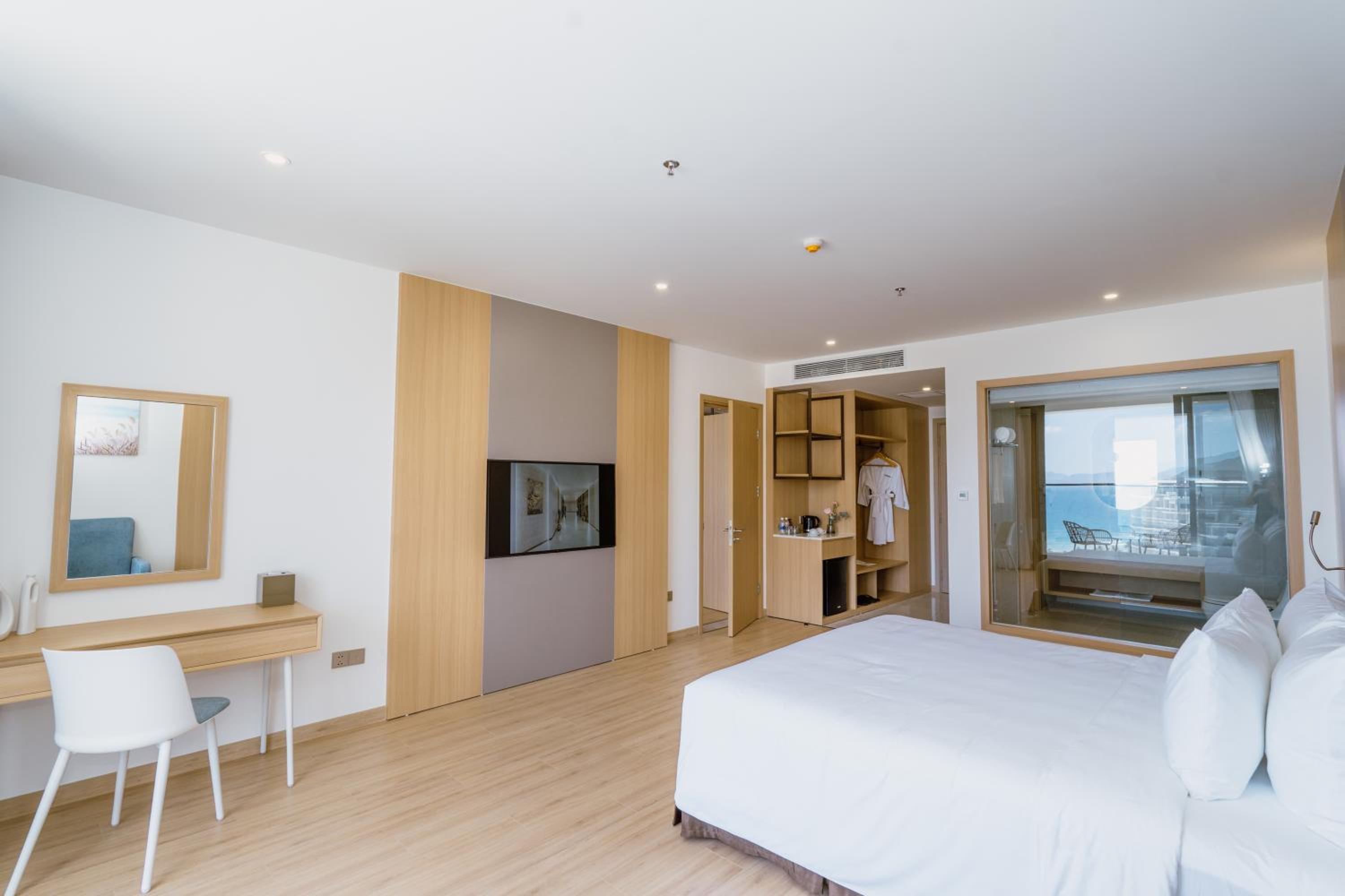 Deluxe Family Room - Photo 2