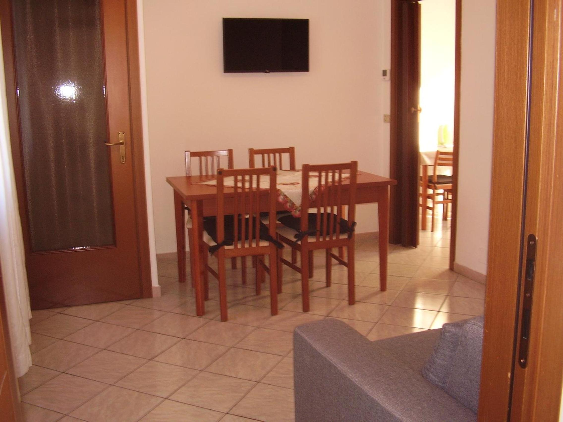 Apartment with Balcony - Photo 7