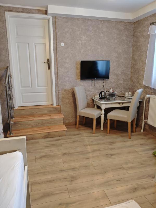 Twin Room with Private External Bathroom photo 1