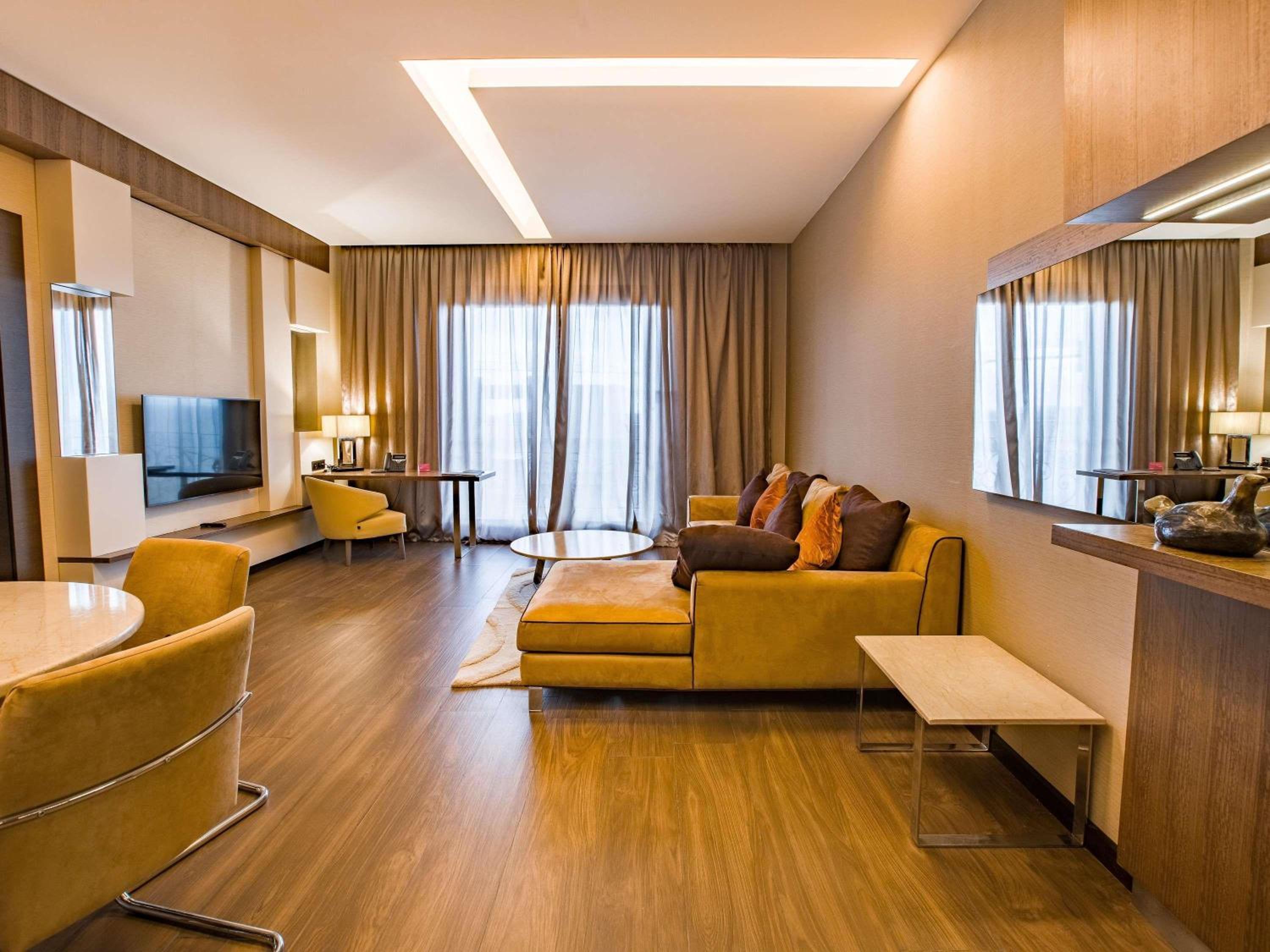 One-Bedroom Suite thumbnail 5