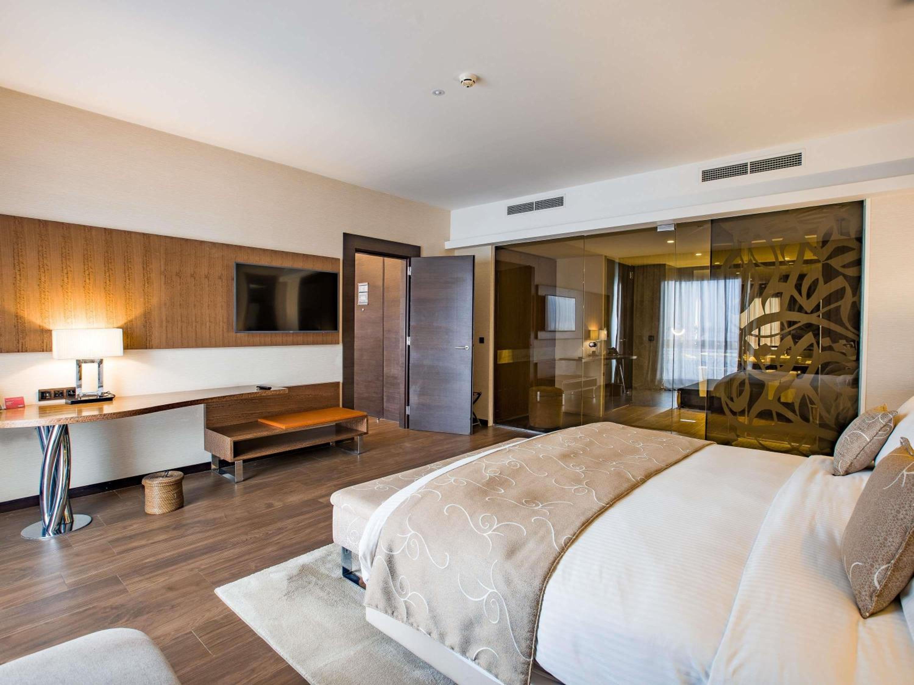 Suite with Lake View thumbnail 5