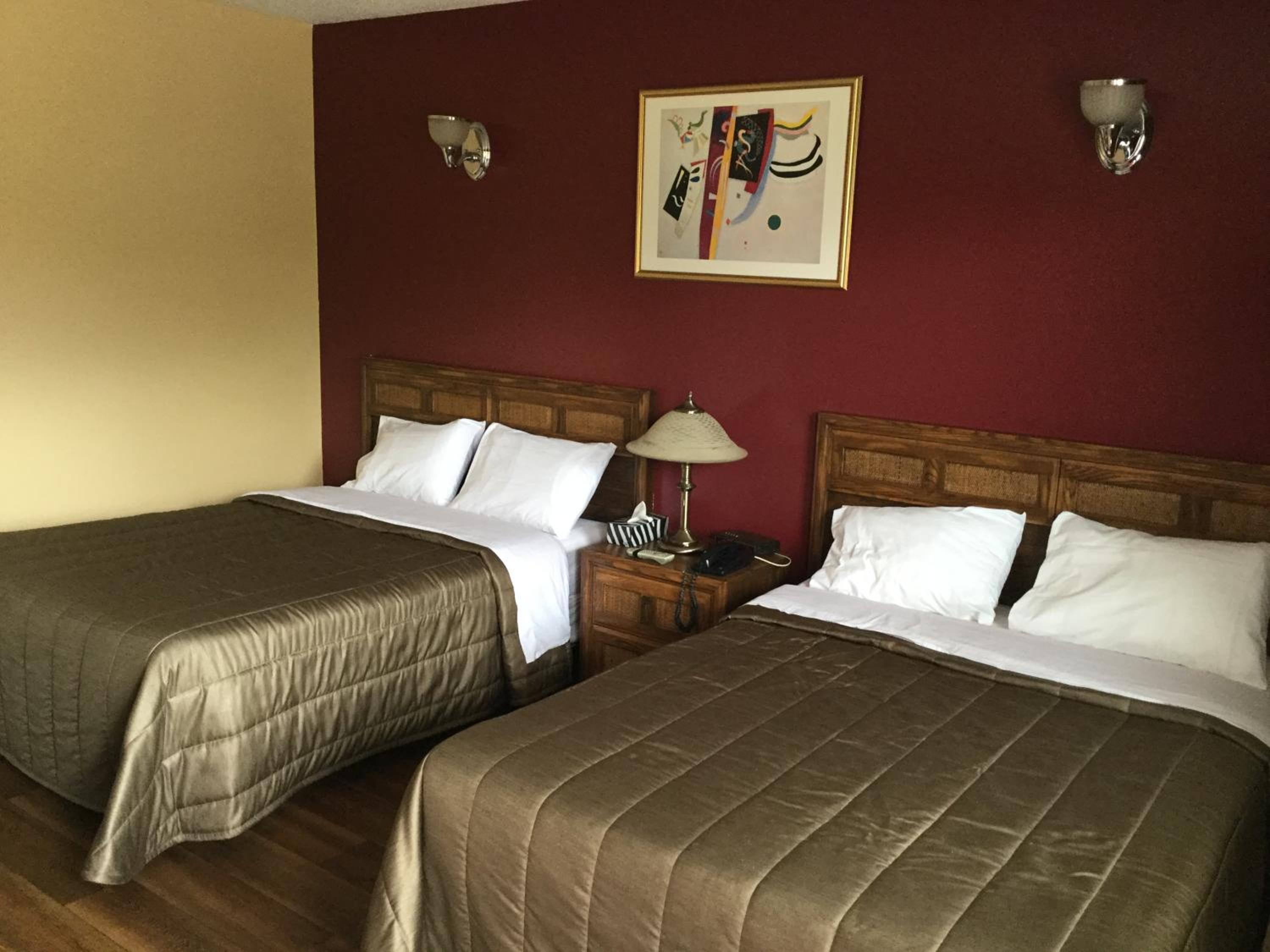 Standard Queen Room with Two Queen Beds photo 1